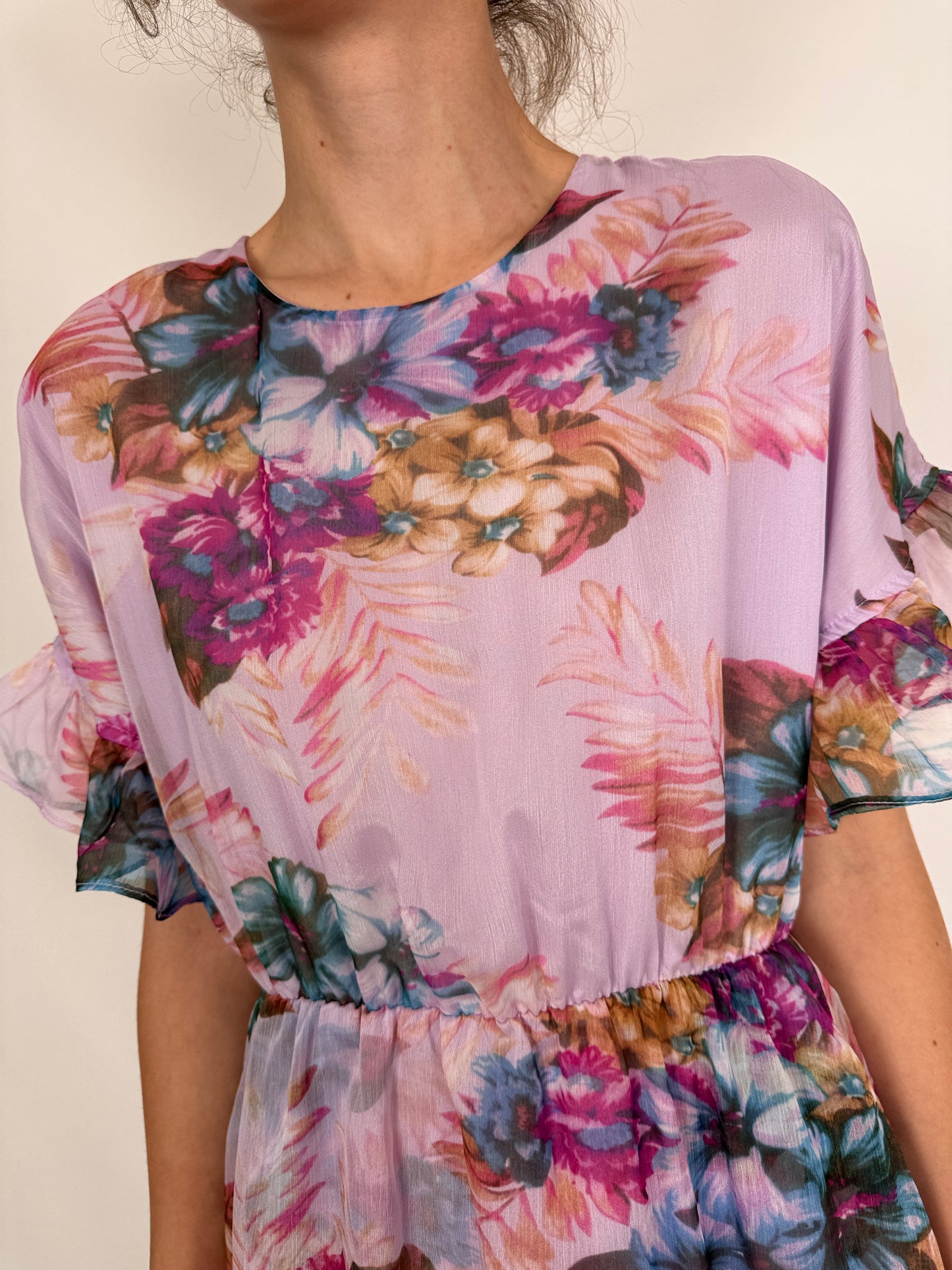 Rochie roz pudrat cu print floral superb și talie marcată elastică