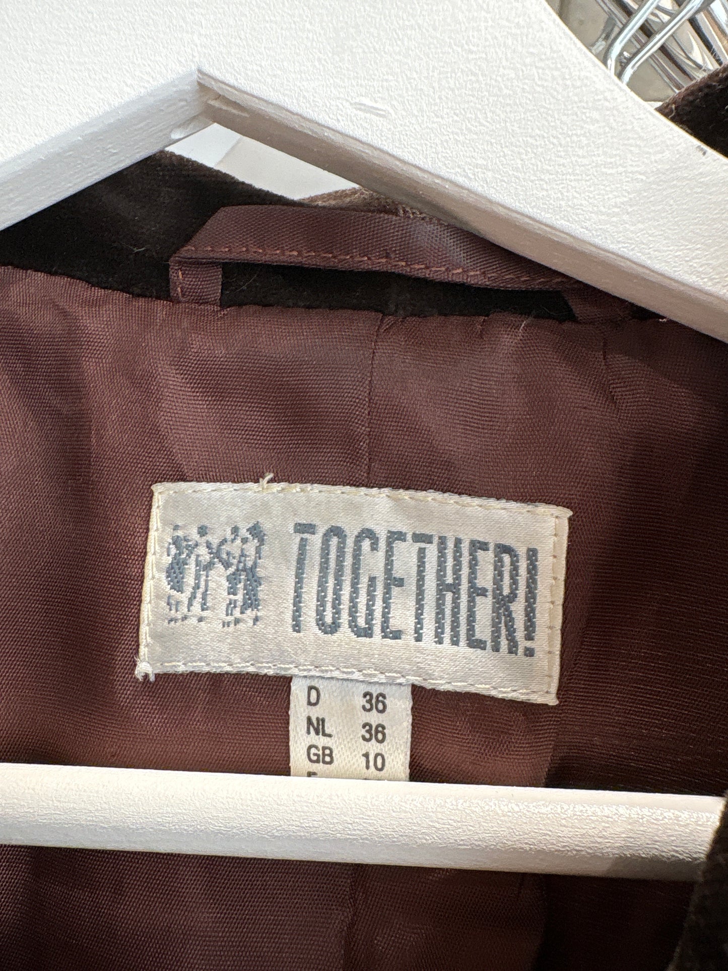 Sacou ultra cambrat nude cu revere rotunjite din stofă groasă de lana