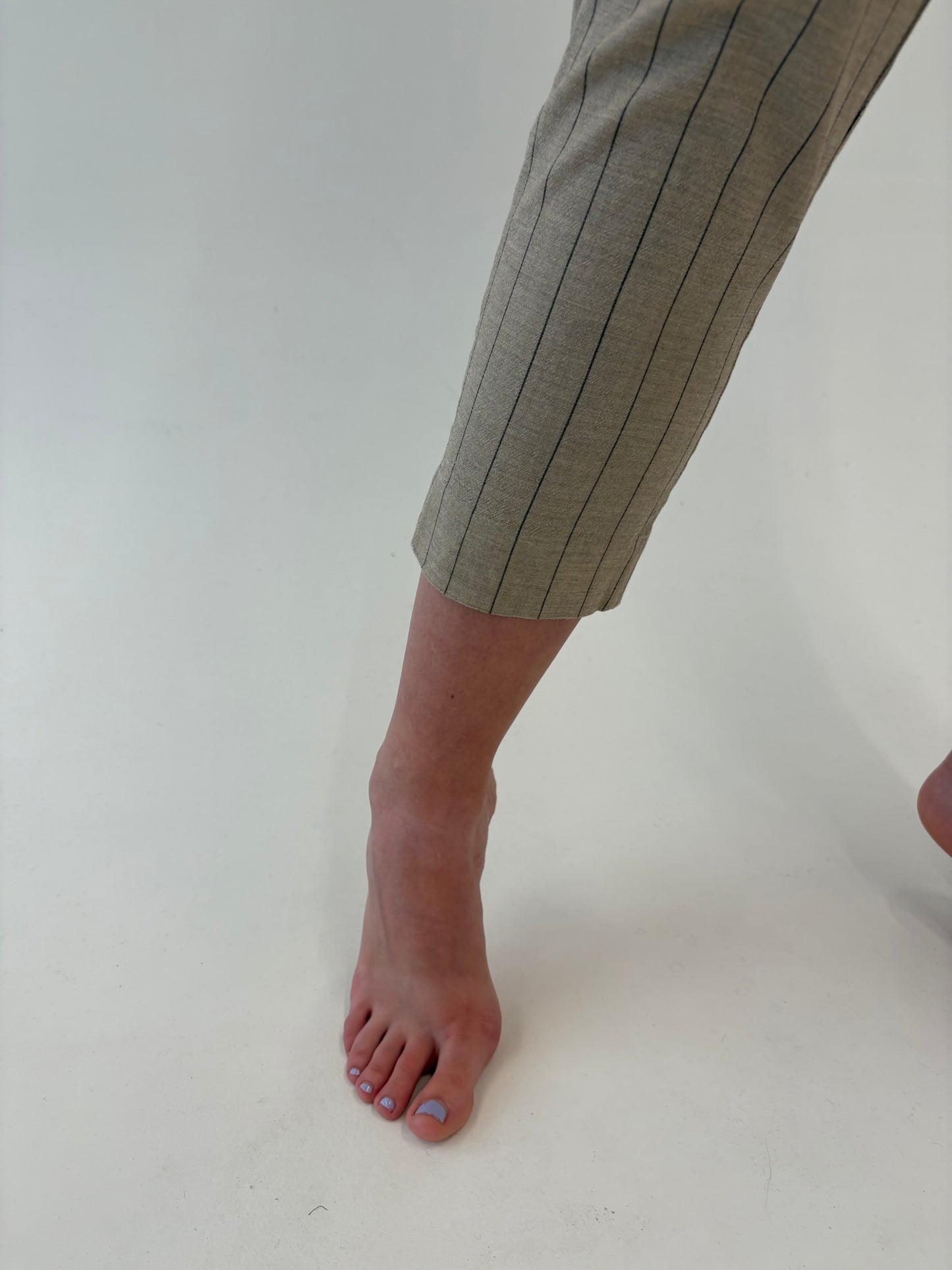 Pantaloni grej cu talie ultra înaltă din mix de lana extrafina și vascoza