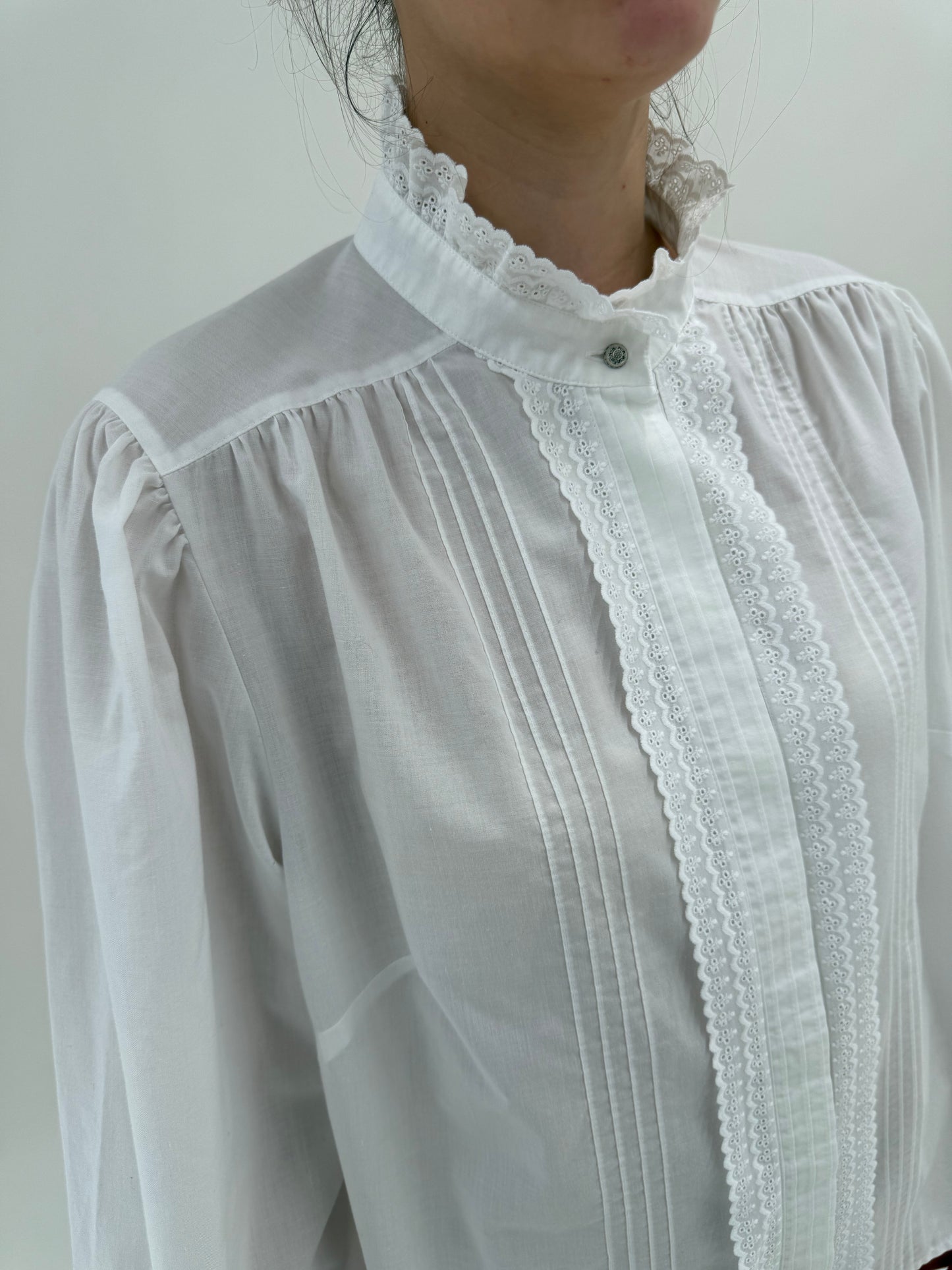 Cămașa vintage în croi amplu cu broderie anglaise