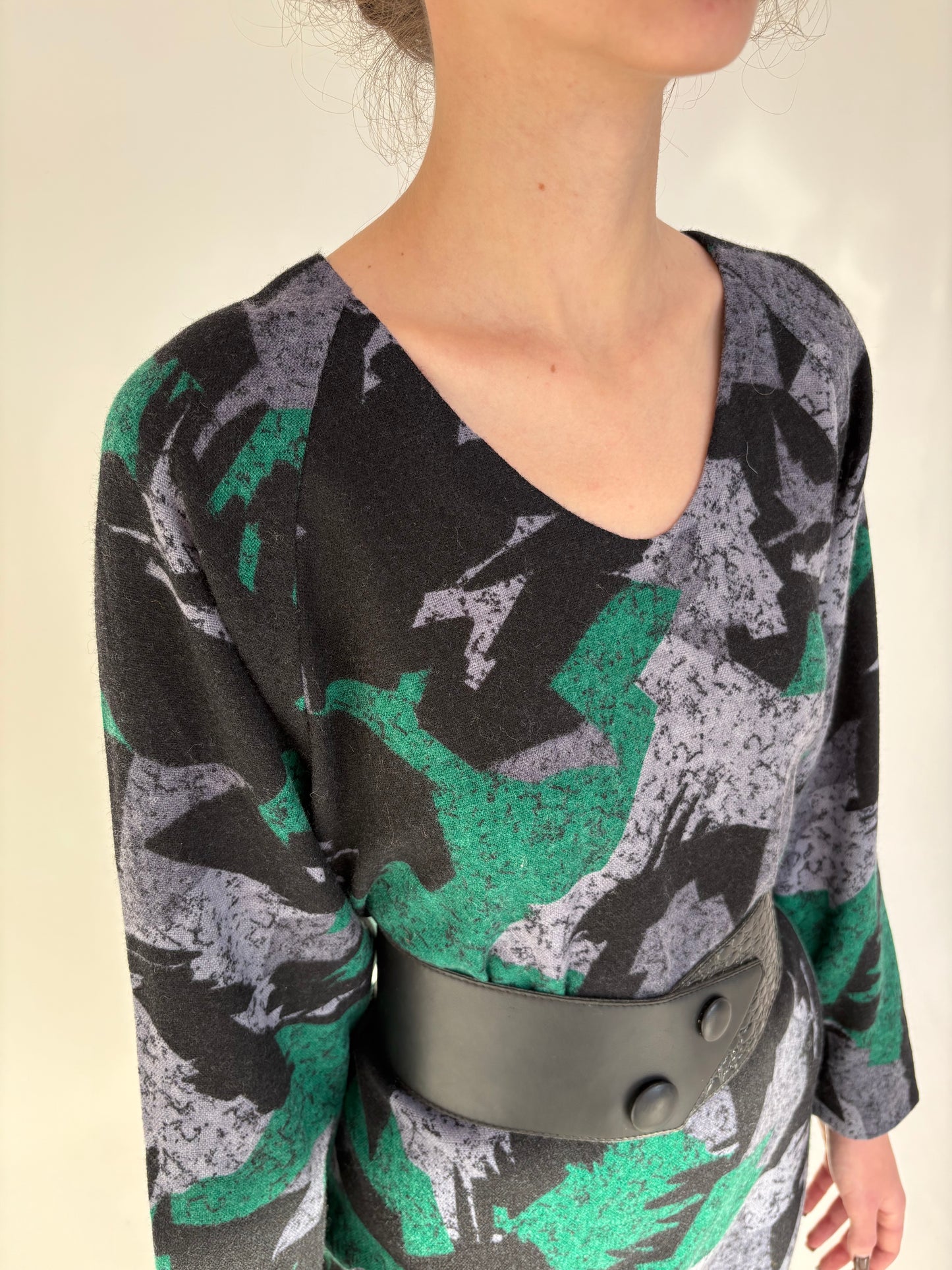 Rochie vintage din tricot dens de lana extrafina în croi retro modern