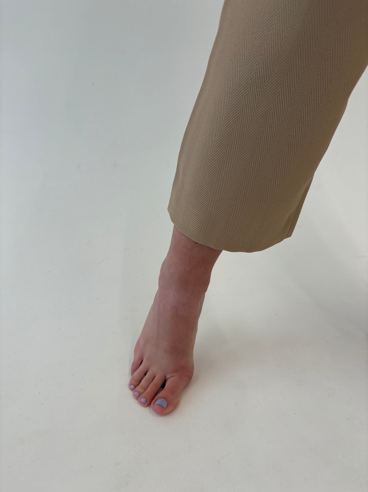 Pantaloni camel din twill din mix de lana extrafina cu talie înaltă