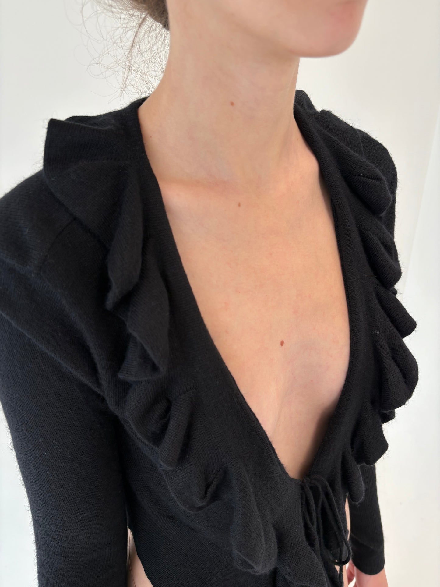 Cardigan negru cropped cu volane din 55% cașmir cu vâscoza