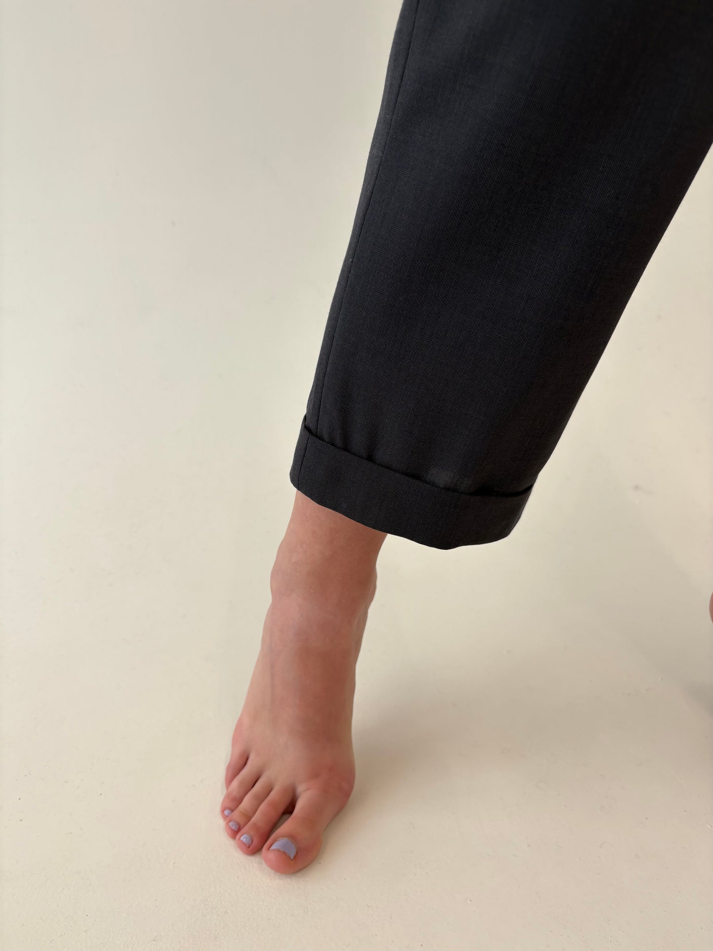 Costum charcoal gray de la business la seara din stofita ușor satinata