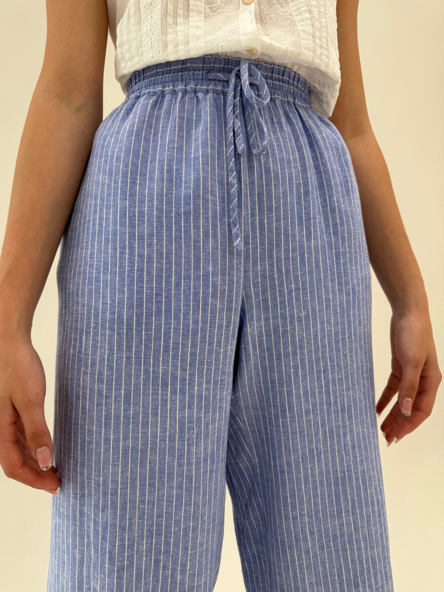 Pantaloni palazzo tall din pânză de in cu dungi fine verticale albe