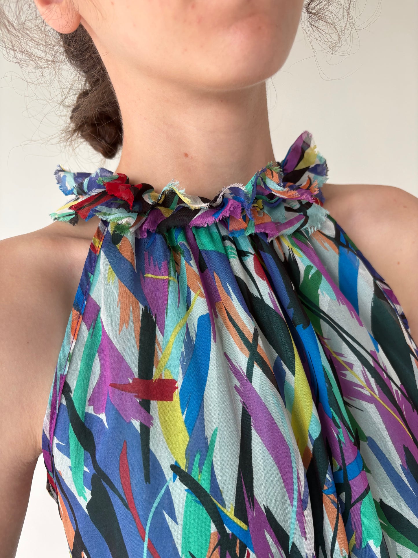 Top colorat halterneck cu talie marcată