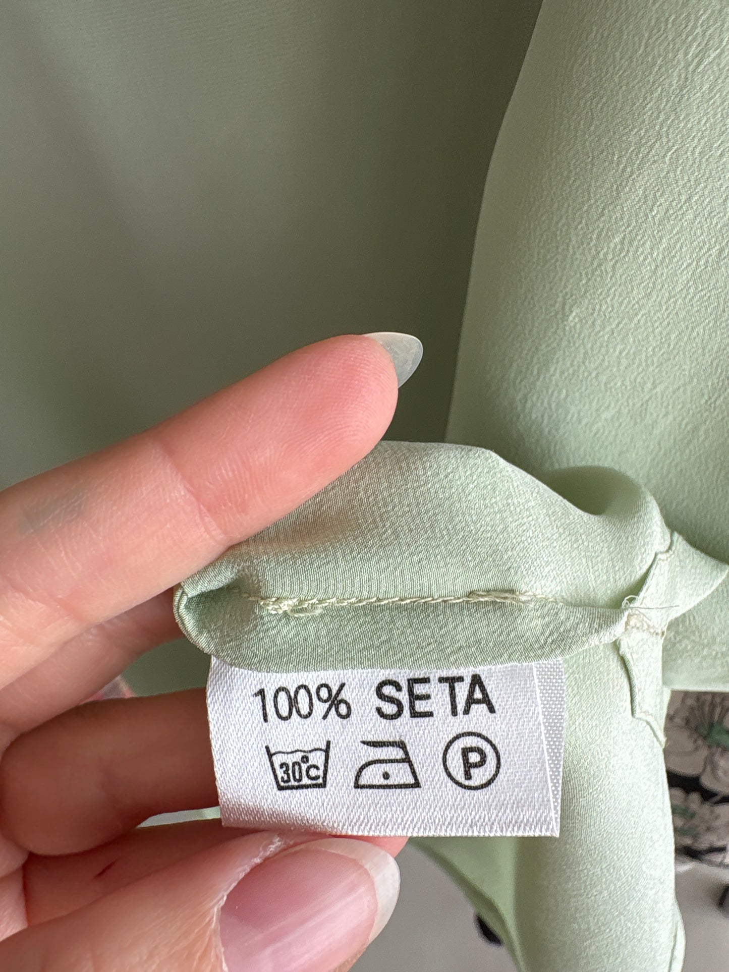 Top light green din mătase naturală în croi minimalist