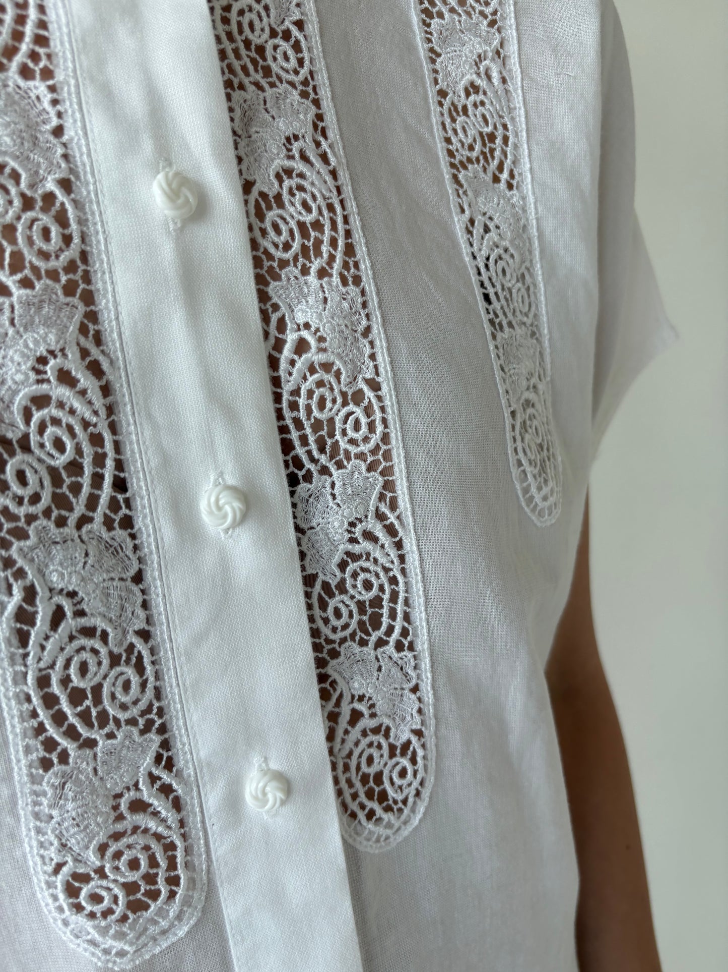 Cămașa vintage din pânză moale de în cu inserții de dantelă macrame