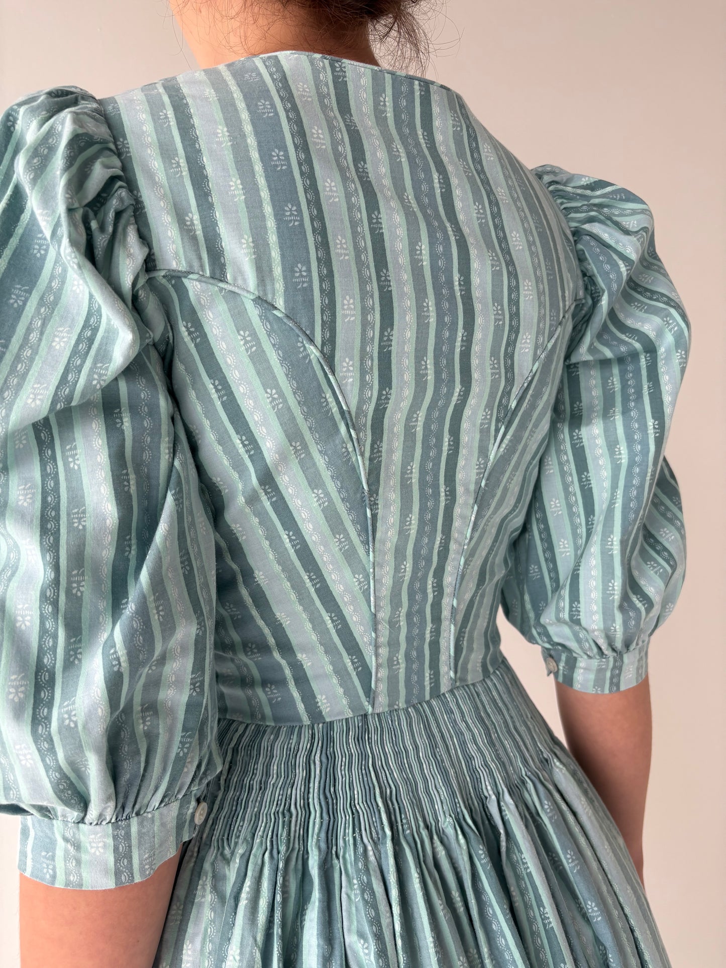 Rochie vintage cu corsaj în nuanțe superbe de mint green din pânză