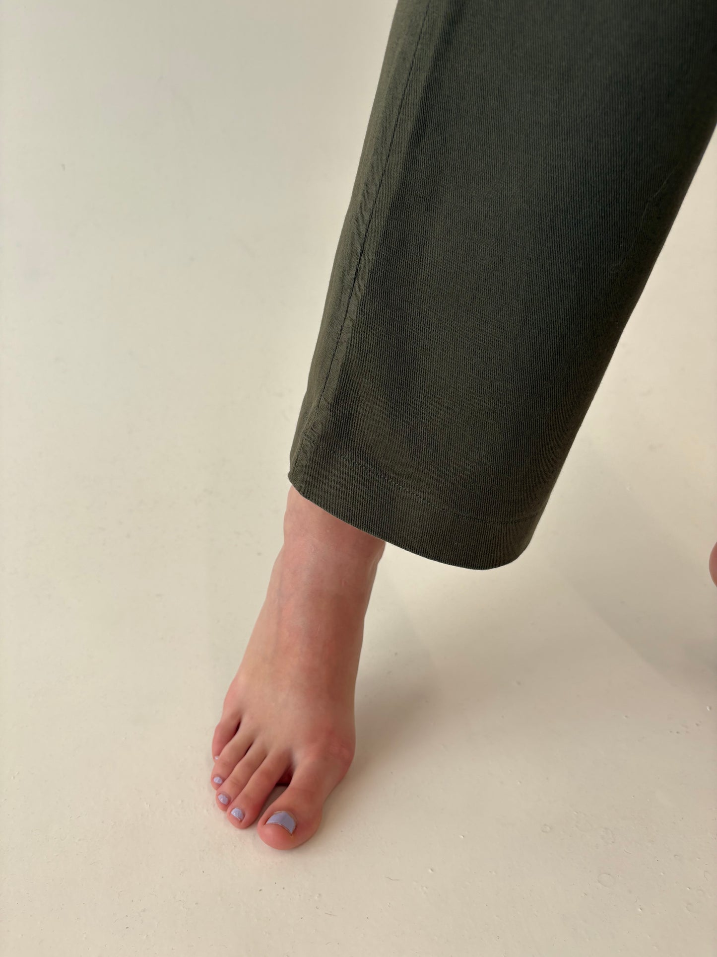 Pantaloni din gabardină kaki de bumbac modelatoare