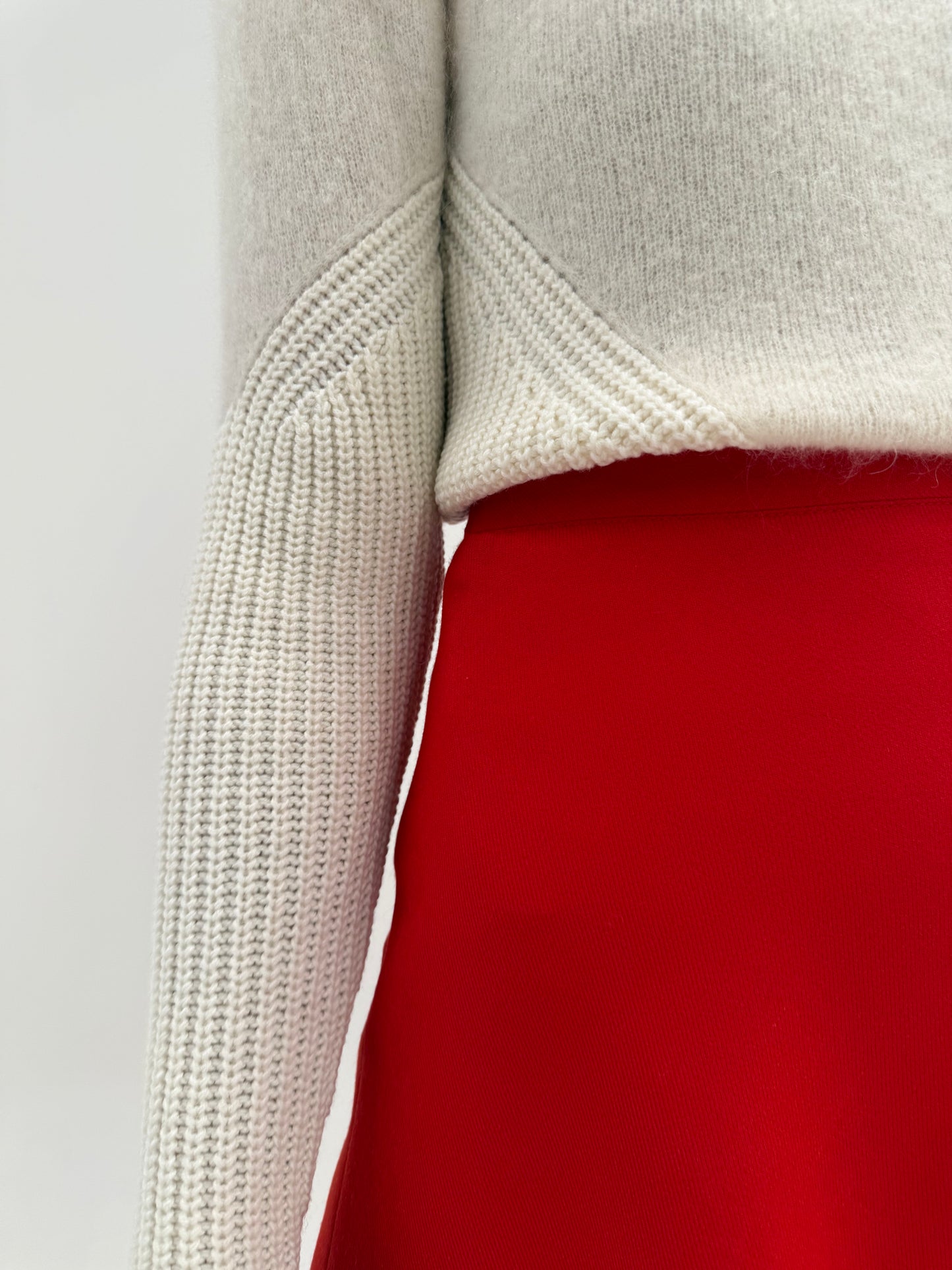 Fustă vintage cherry red din lana extrafina ușor structurată în croi amplu