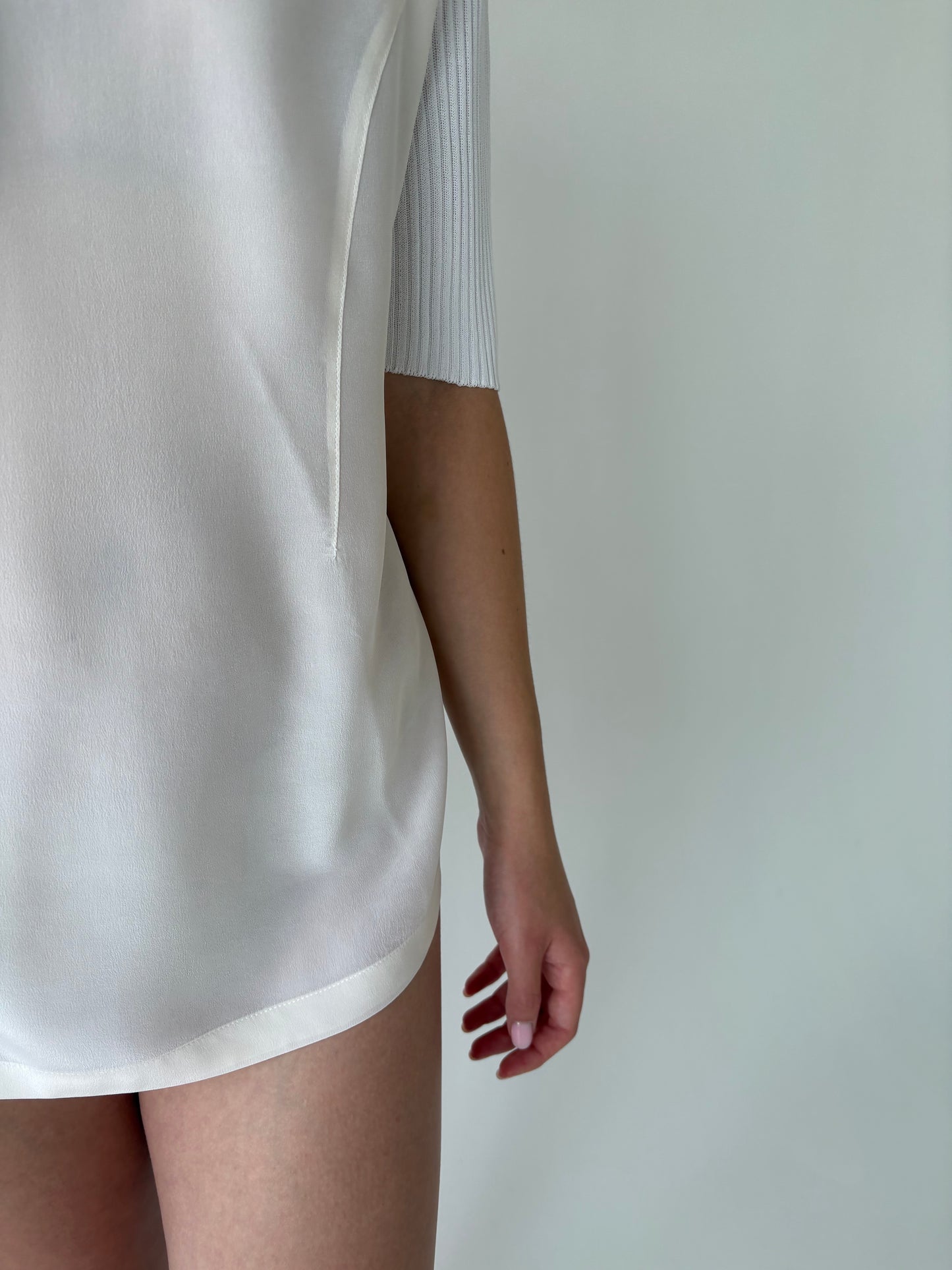 Top italian din mătase naturală în croi minimalist