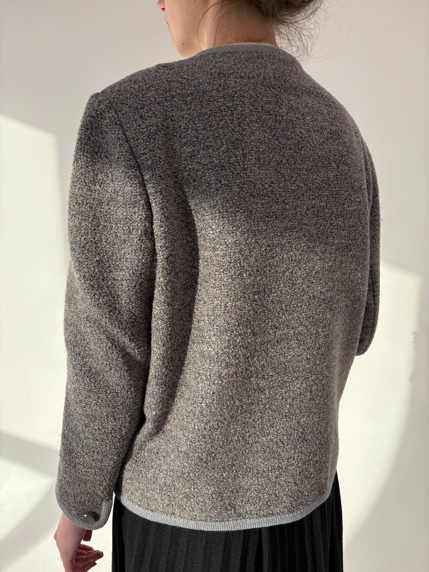 Jacheta petite in stil Chanel din boucle de lana warm gray cu baby blue