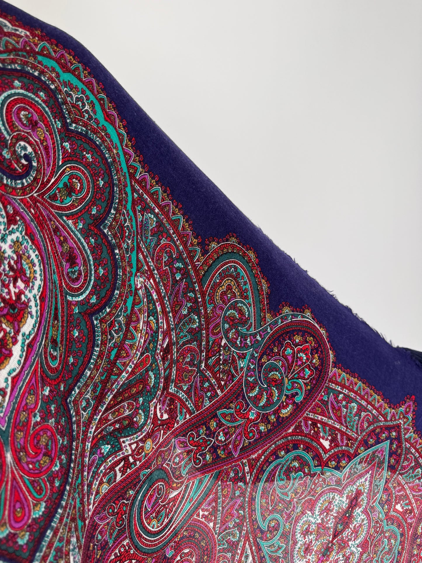 Eșarfă XXXL din lana extrafina cu print paisley burgundy și verde pe Navy