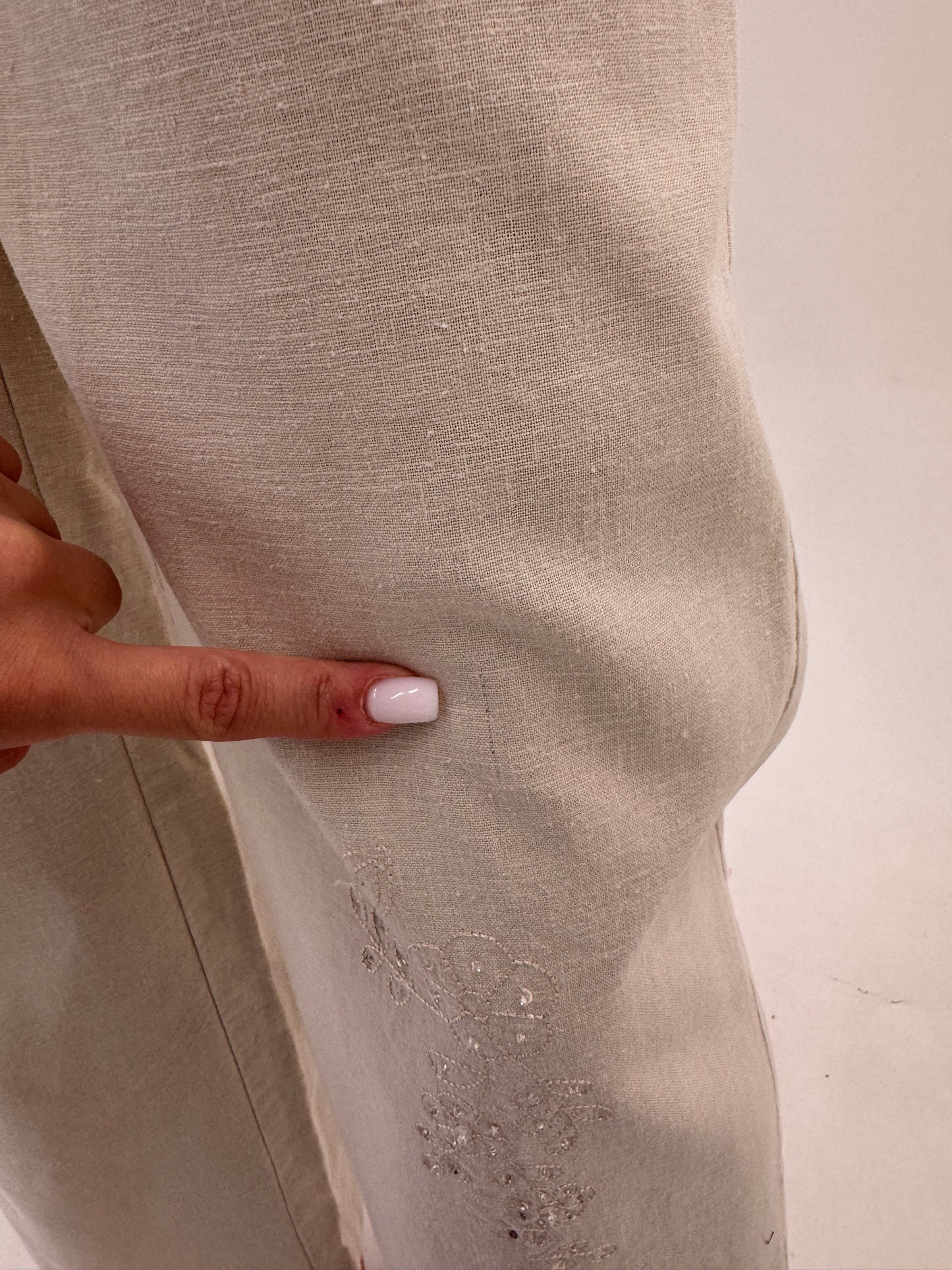 Pantaloni sand nude din pânză cu talie reglabilă în croi drept cu aplicații manuale