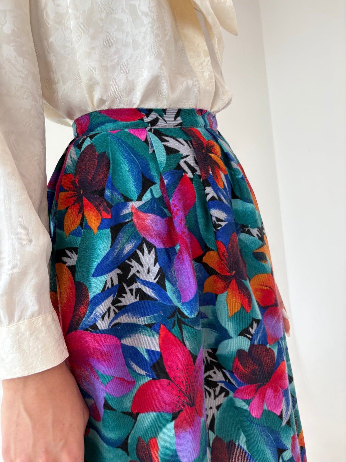 Fustă vintage din lanita extrafina în culori superbe și print floral