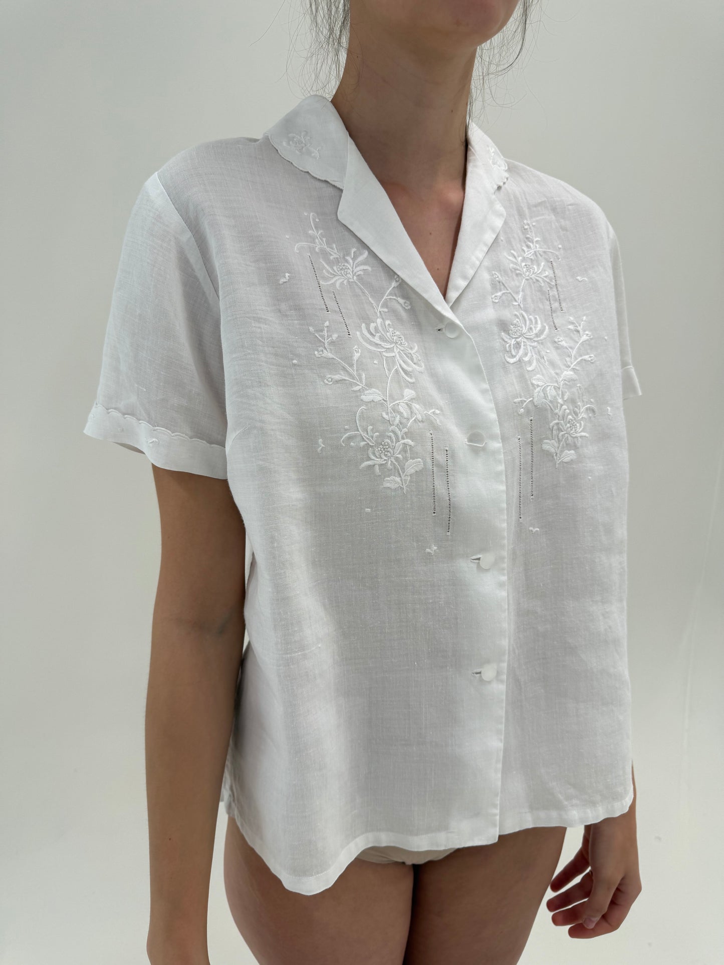 Cămașa bijterie din in cu broderie manuală excepțională