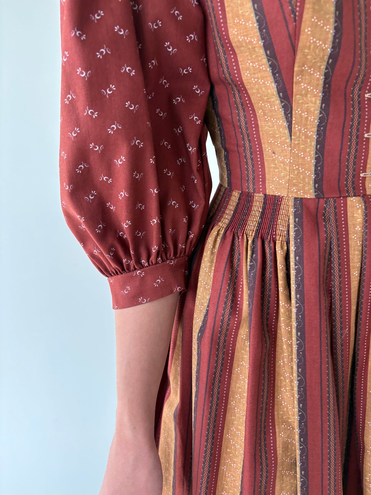 Rochie vintage cu corsaj în nuanțe superbe ciocolatii din mix de lanita