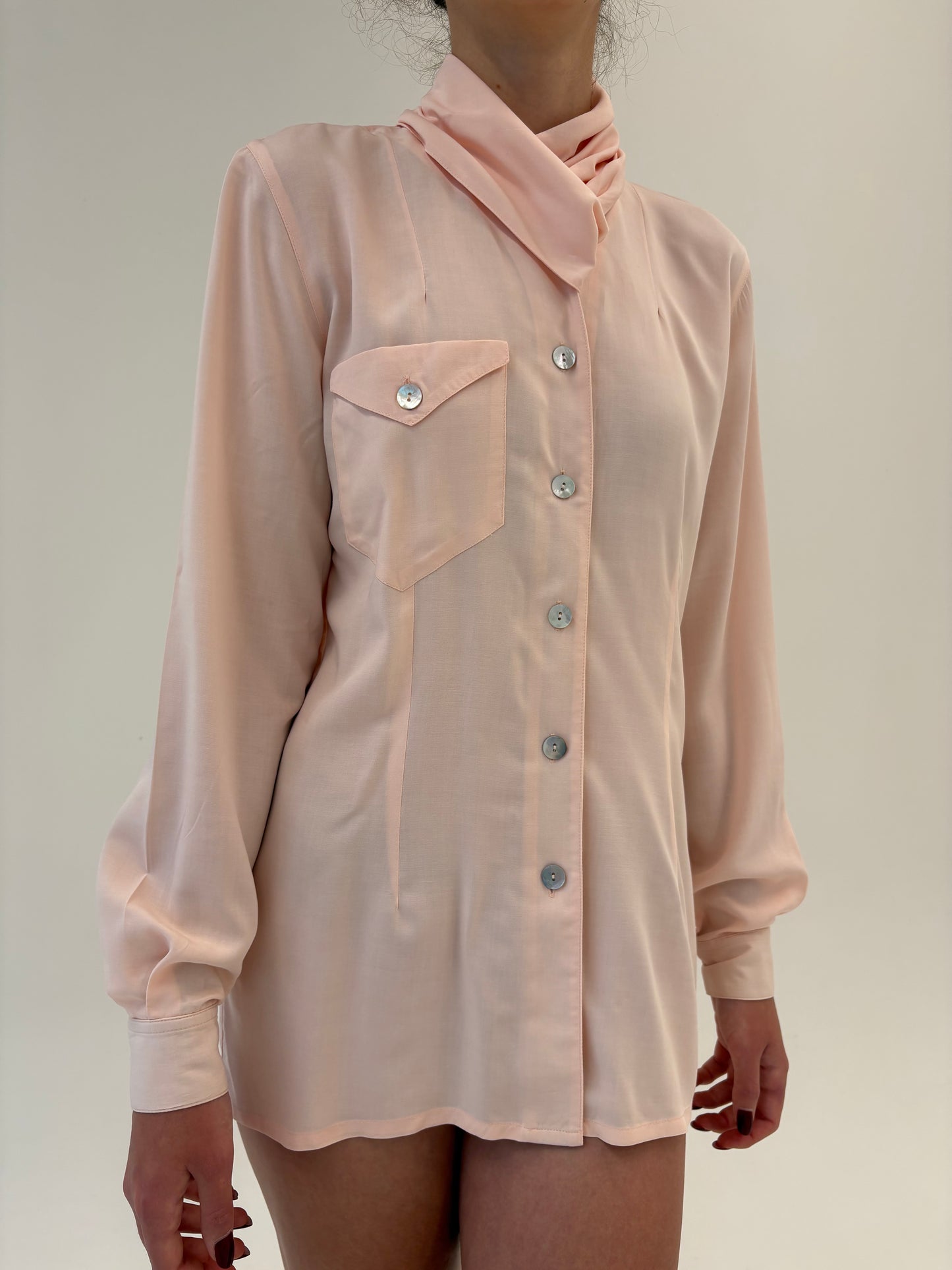 Cămașa vintage cambrata powder pink in croi ușor cambrat
