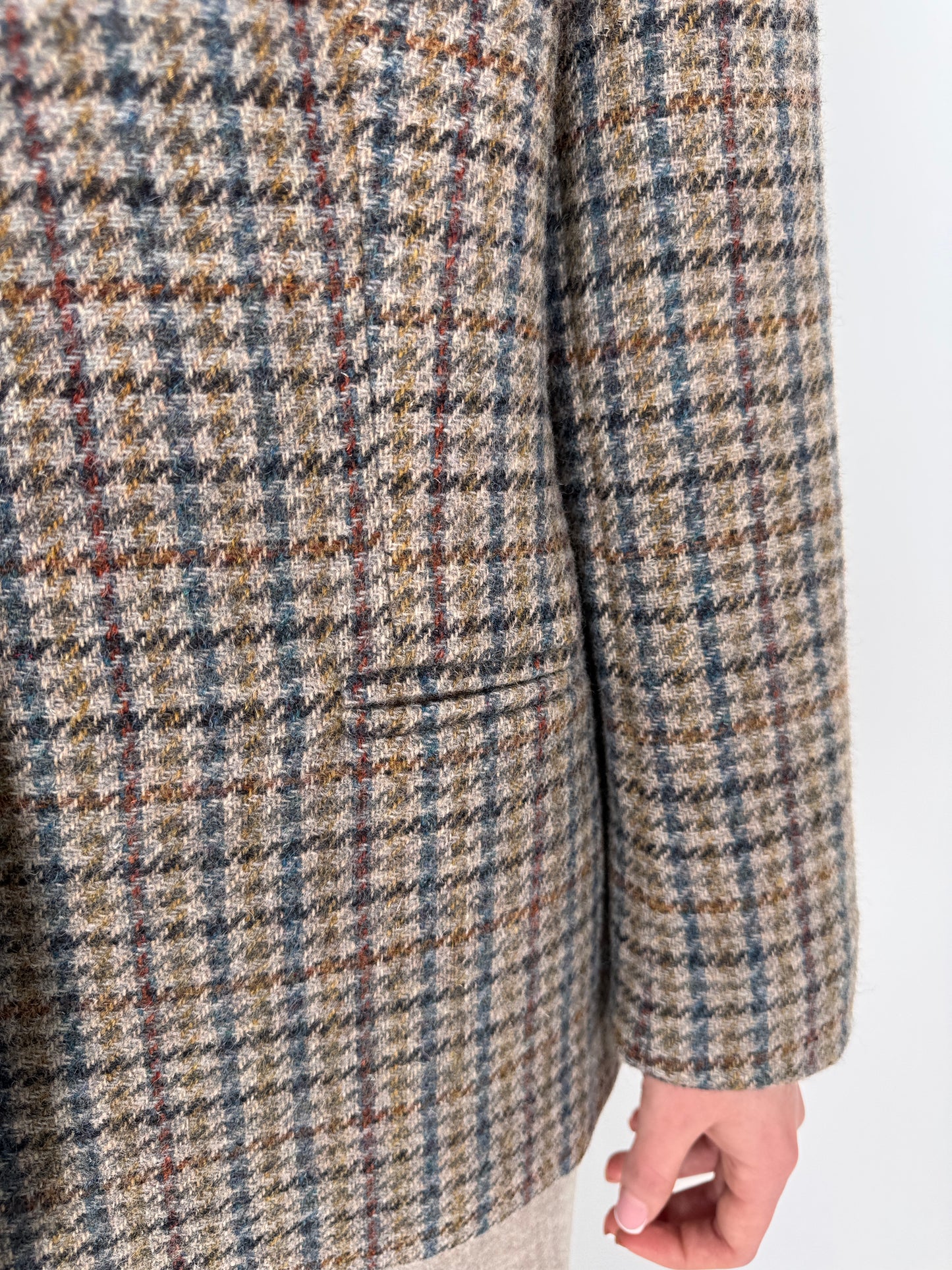 Sacou dark nude în carouri din tweed gros de lana