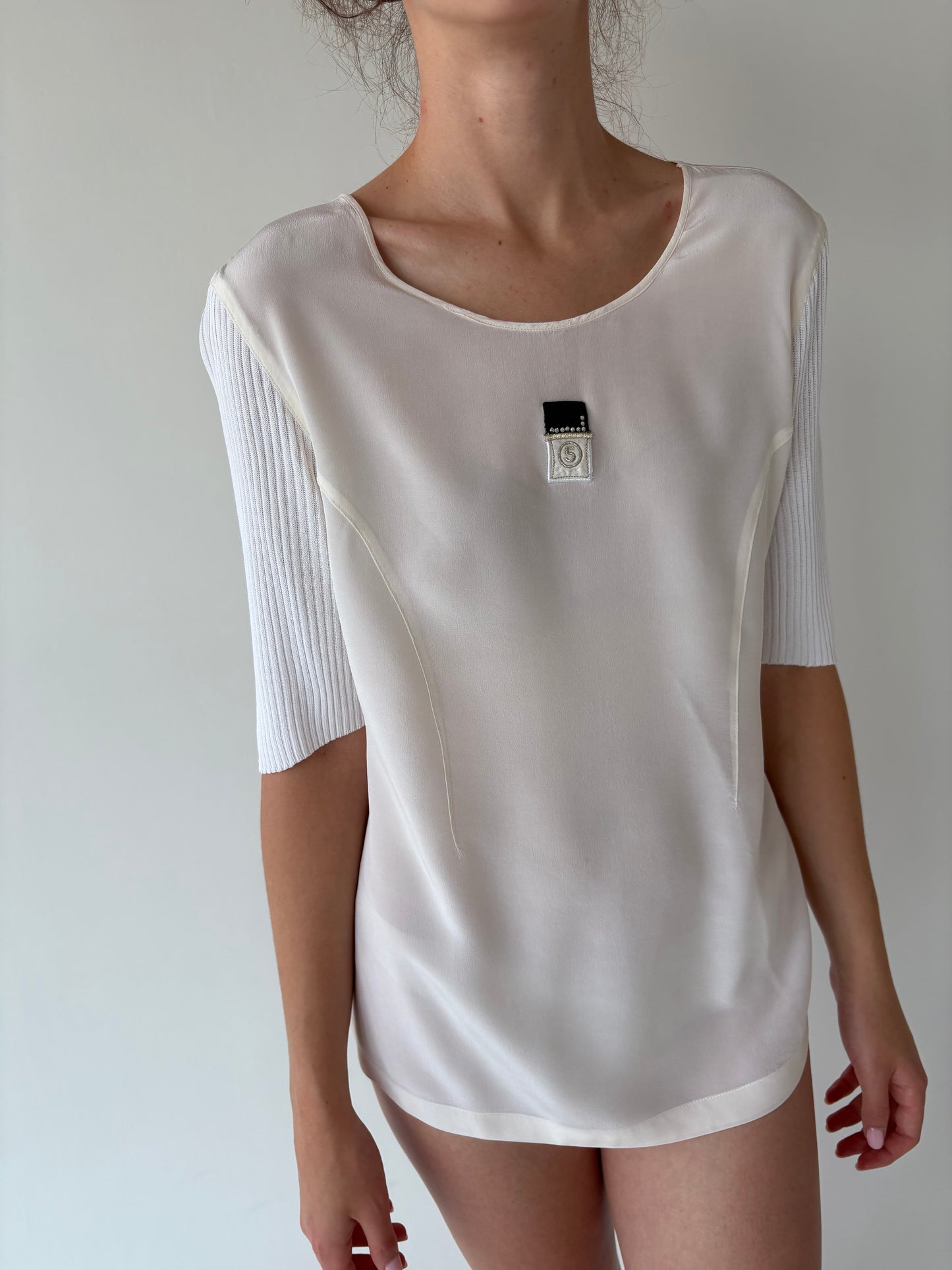 Top italian din mătase naturală în croi minimalist