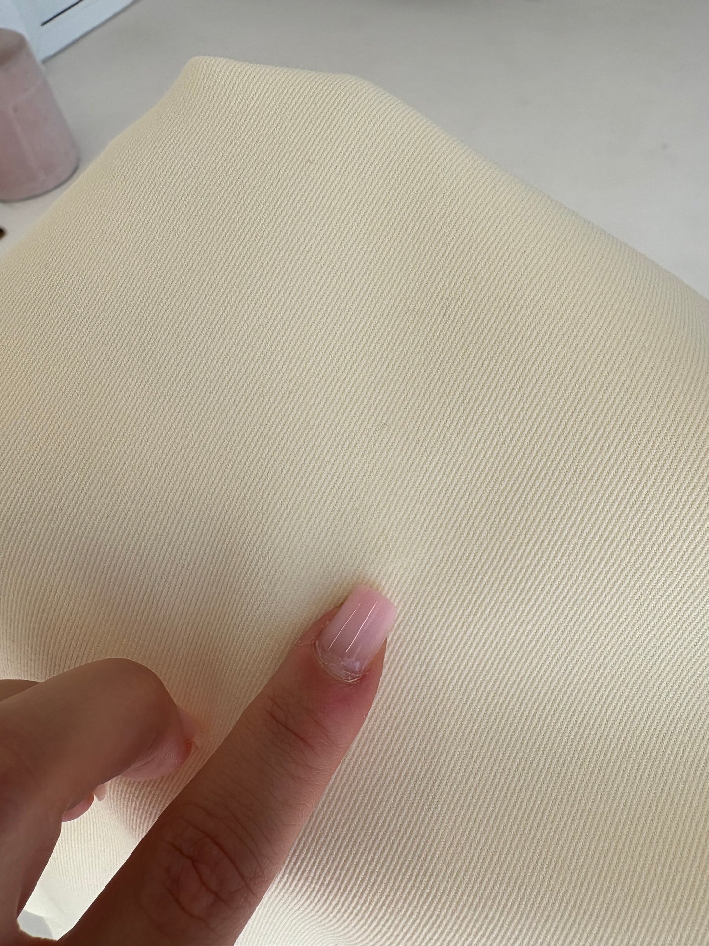 Fustă butter white din stofita de lana extrafina ușor texturată cu dungi