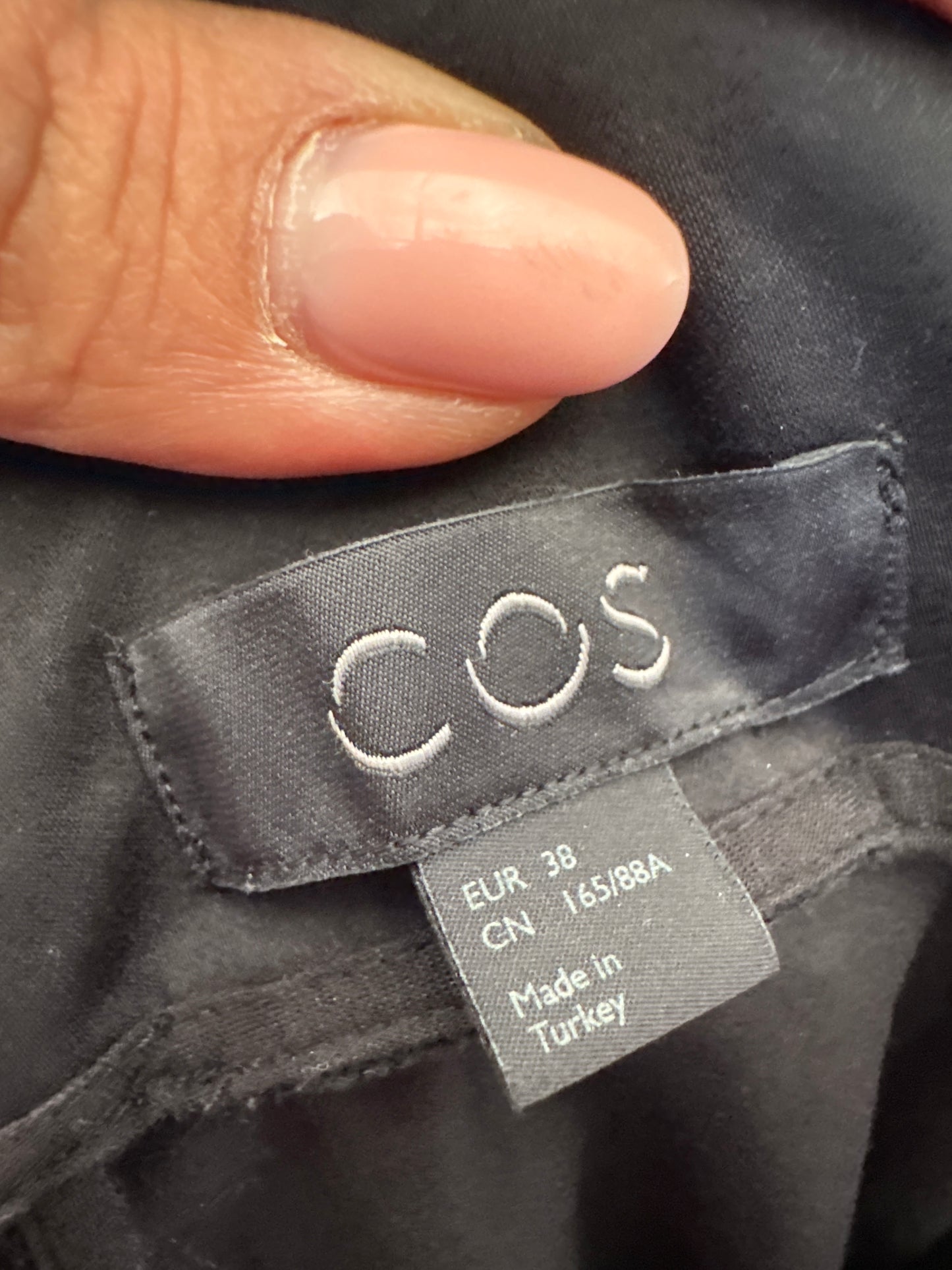 Rochie neagră Cos în croi minimalist cu fronsaj din poplin de bumbac