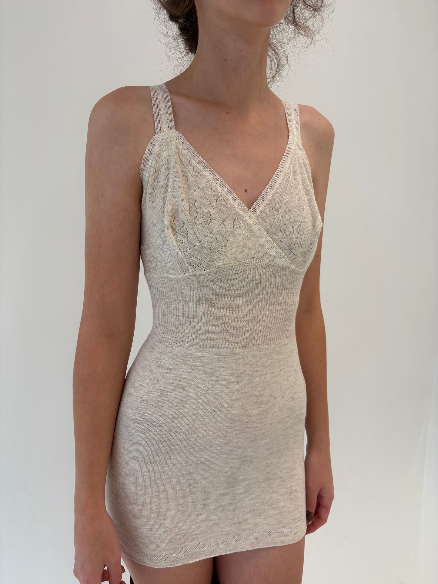 Maieu italian cambrat petite light nude din lana extrafina irestringibila