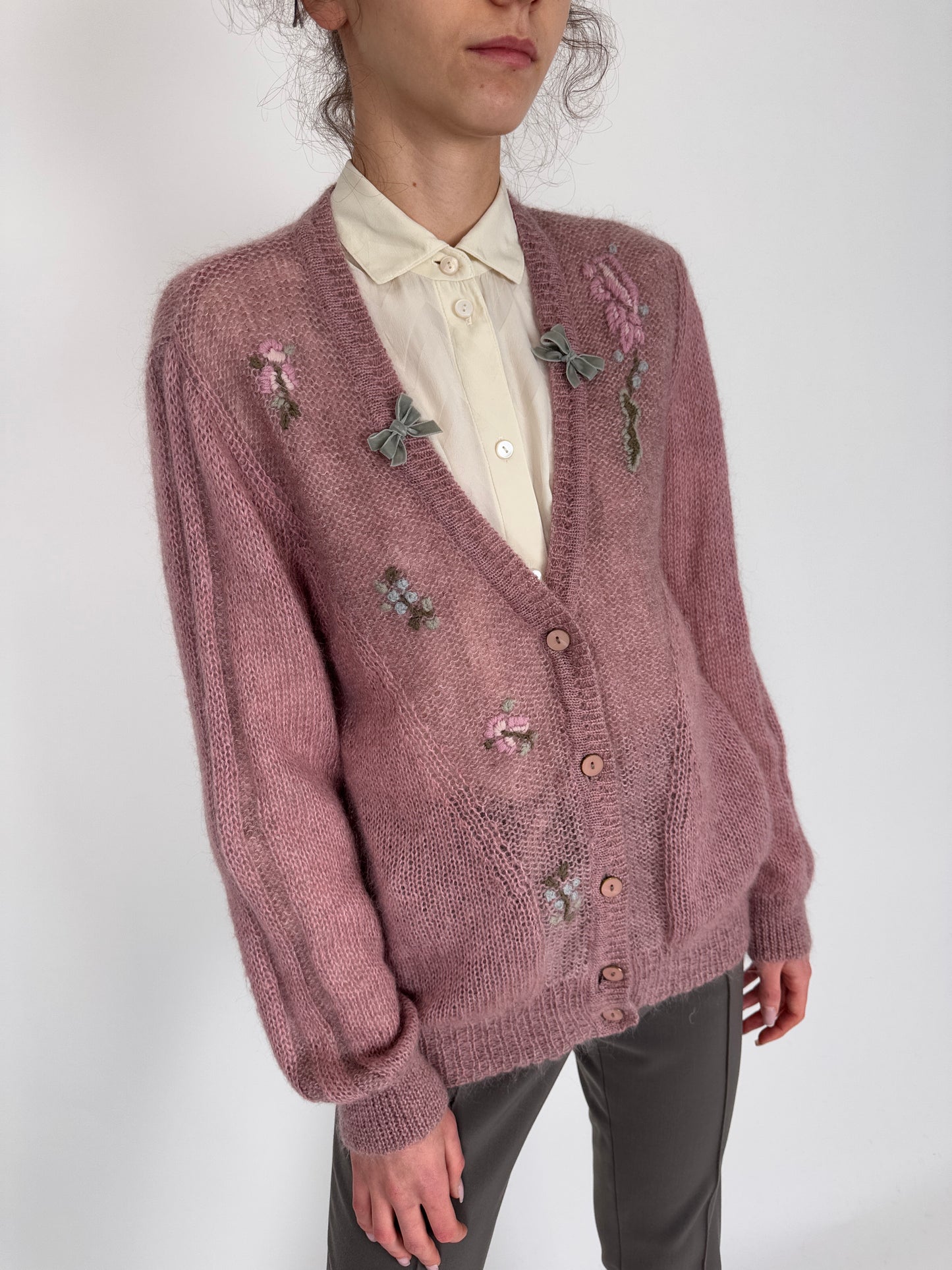 Cardigan vintage bijuterie lucrat manual din baby mohair roz pudrat