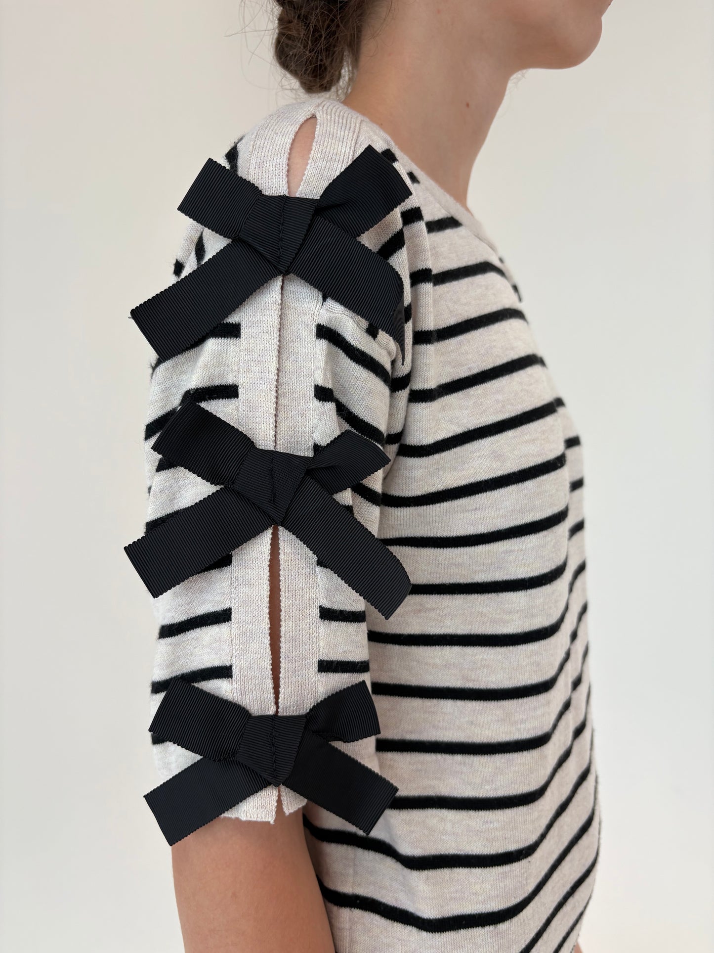 Top din jerse off white cu dungi și fundițe negre