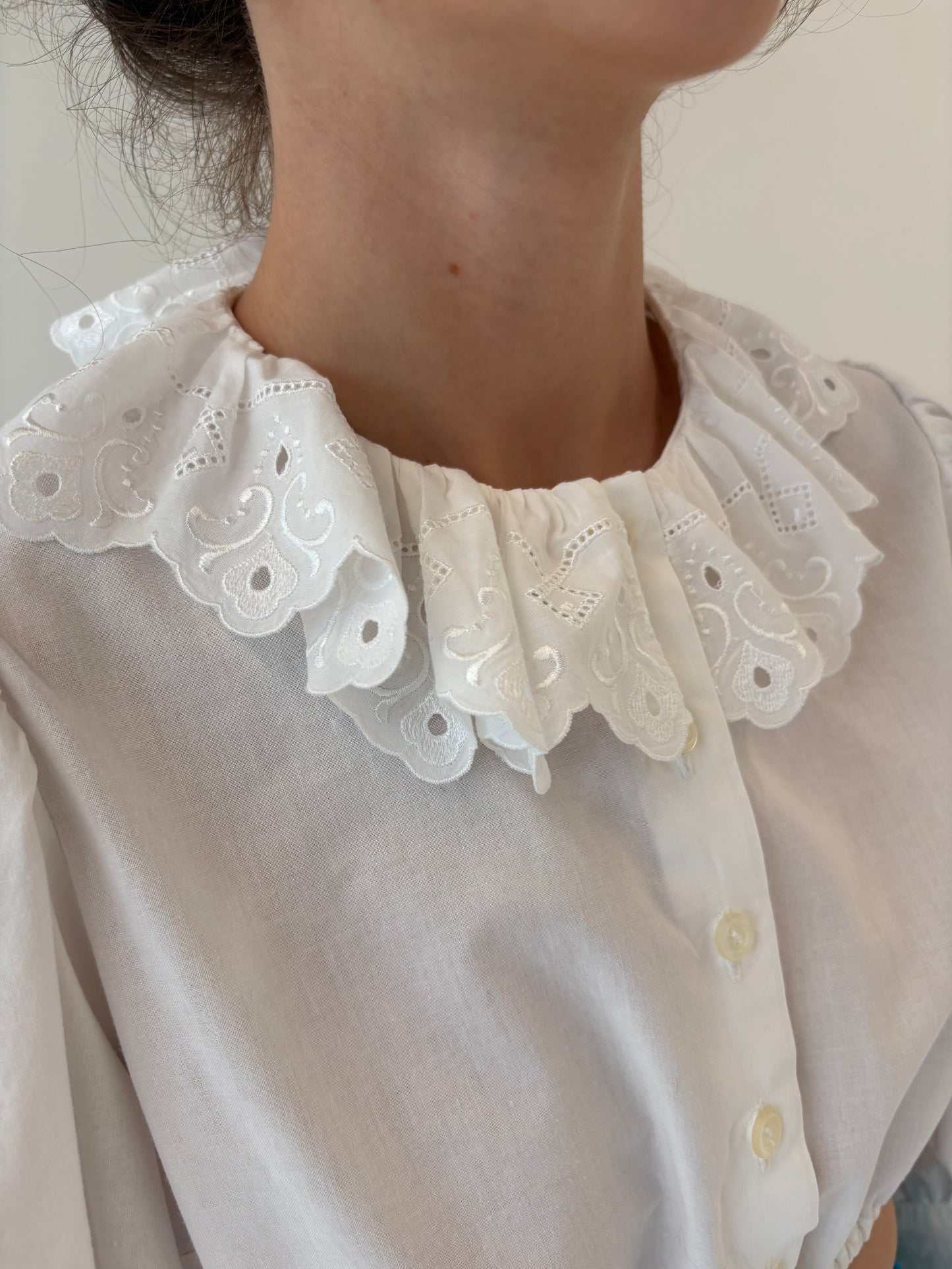 Top cropped cu broderie anglaise și mâneci bufante