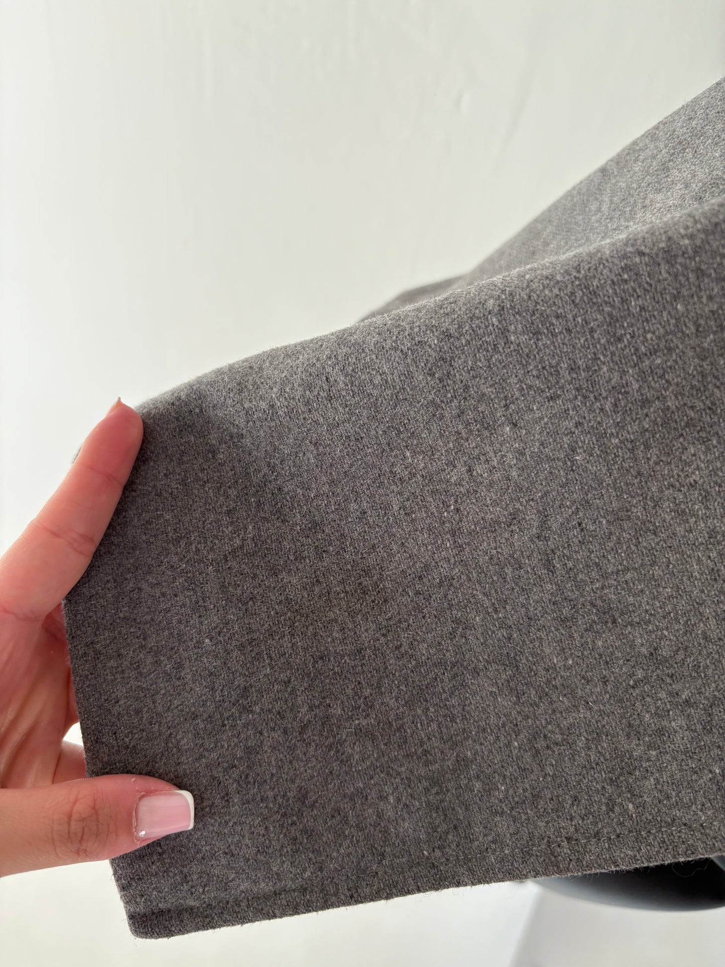 Jacheta silver gray din stofă extrafina cu ținuta și închidere dublă