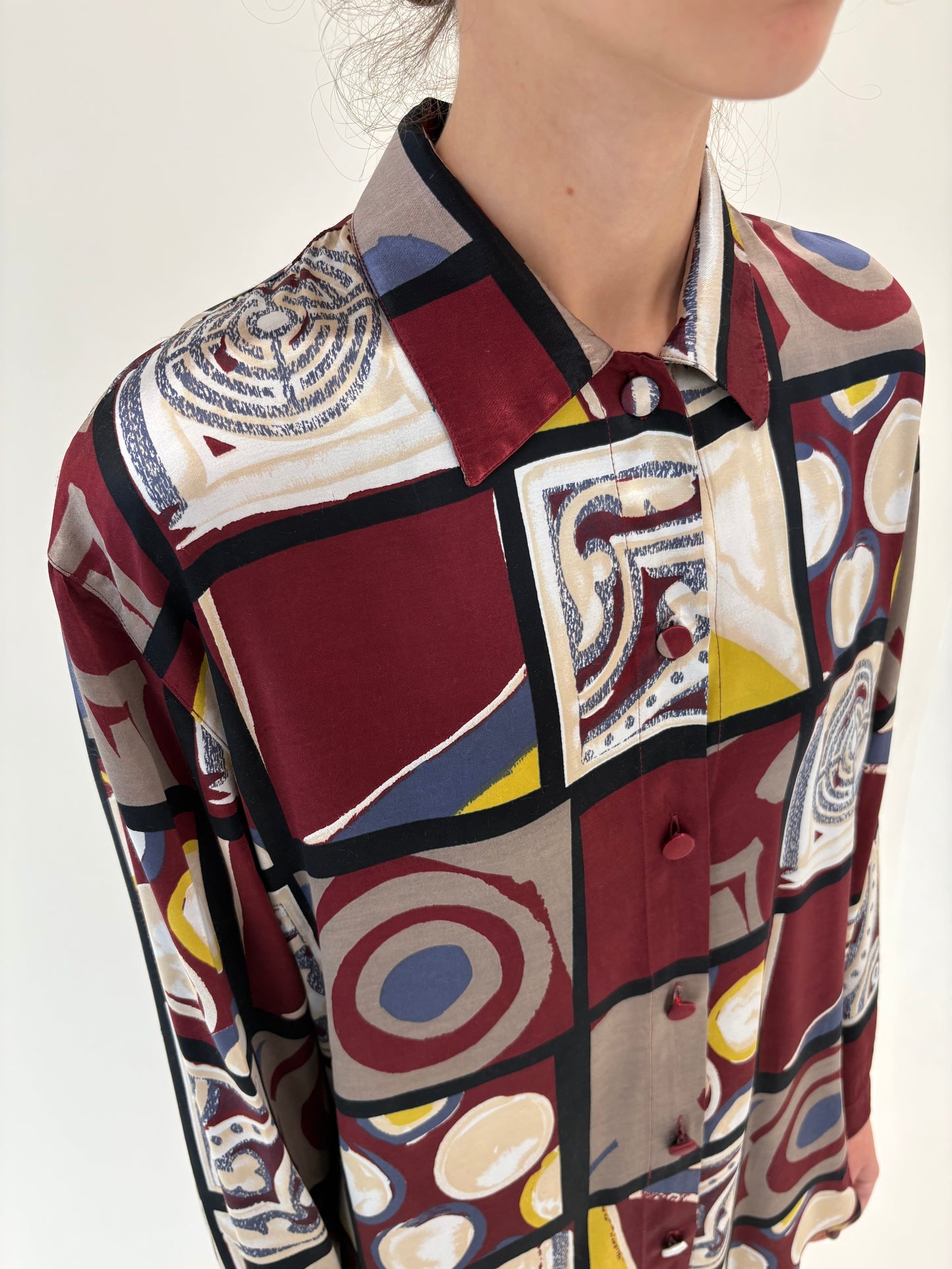 Cămașa vintage satinata cu print burgundy geometric