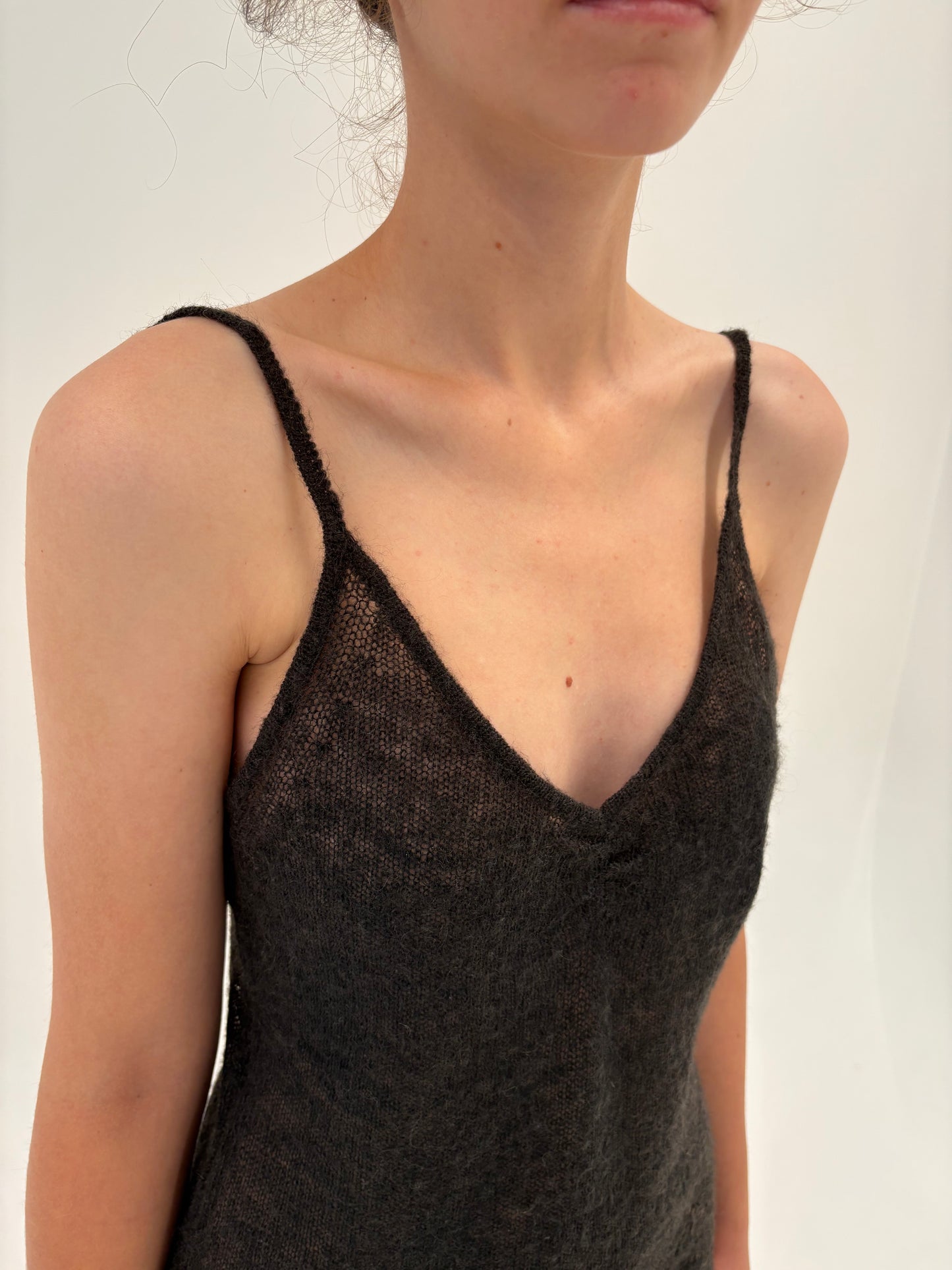 Top dark brown ușor cambrat din baby mohair