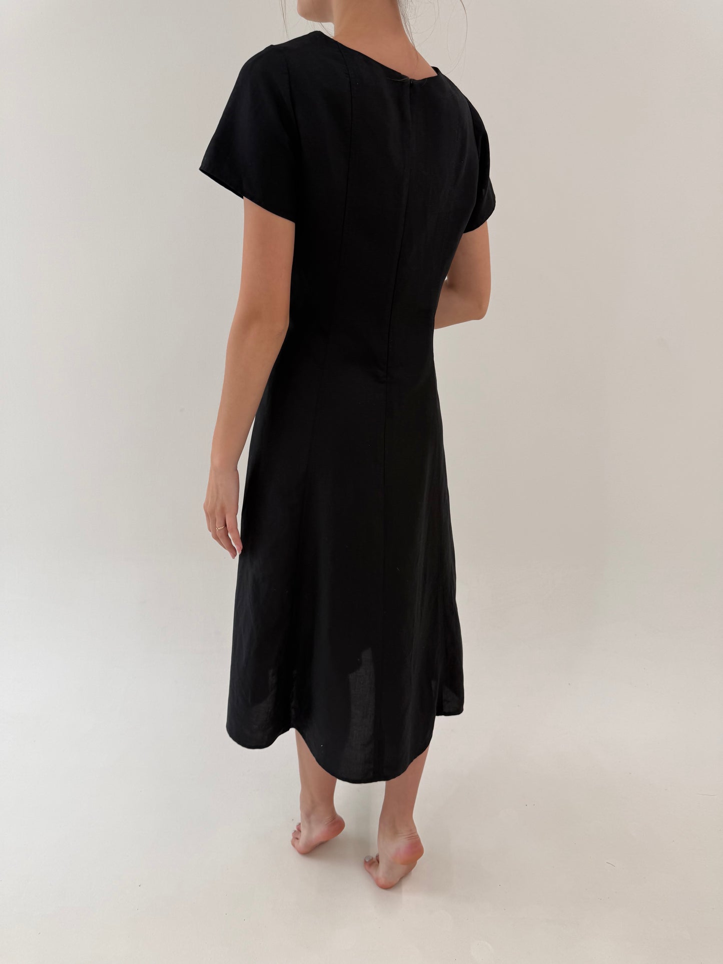 LBD negru maxi din in premium in croi minimalistcu buzunare