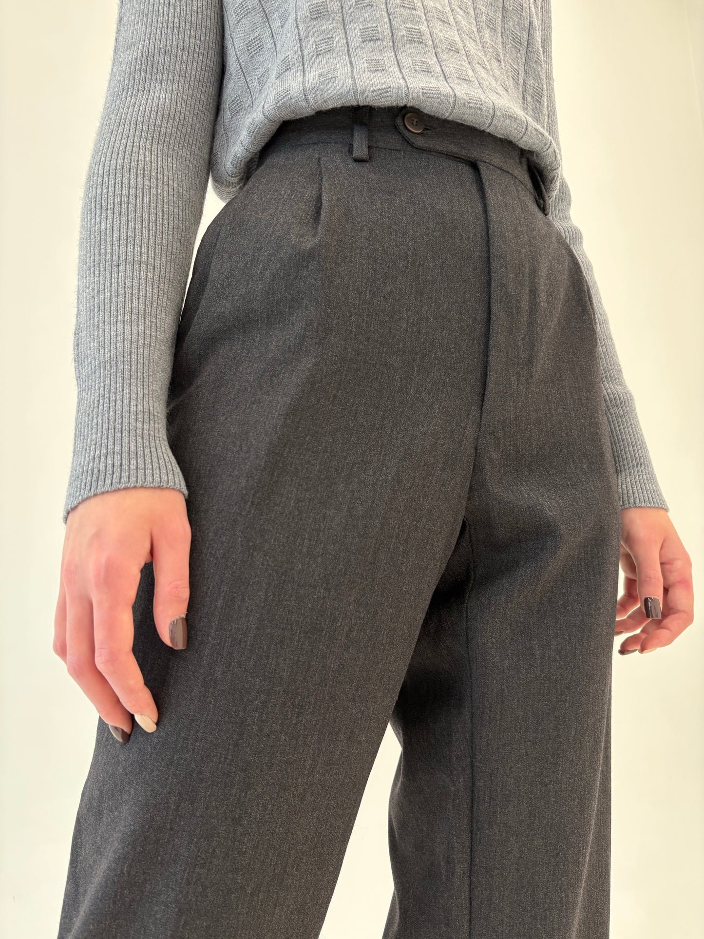Pantaloni tall in croi actual din lana extrafina tasmaniana cu pense