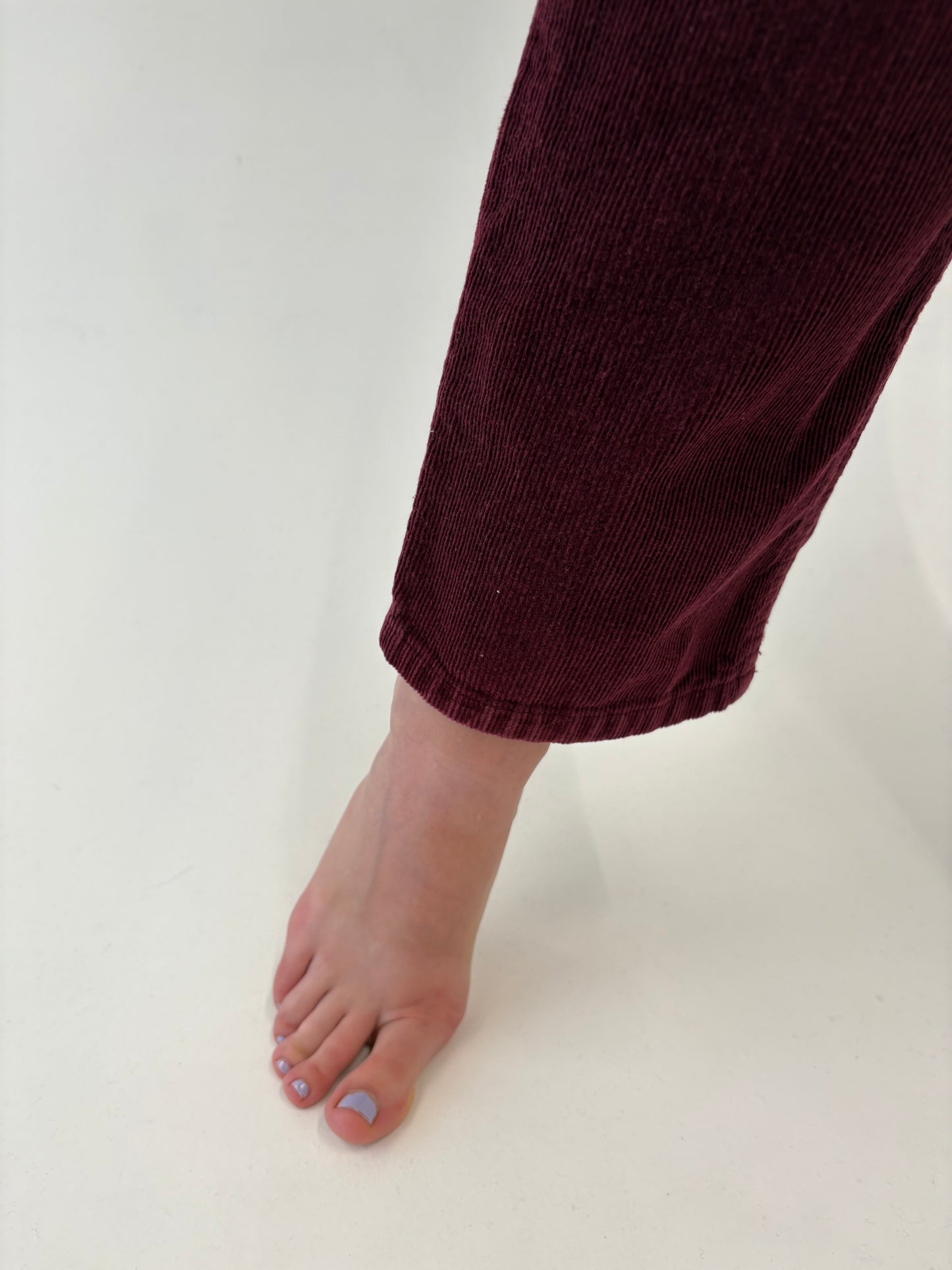 Pantaloni burgundy tall din corduroy