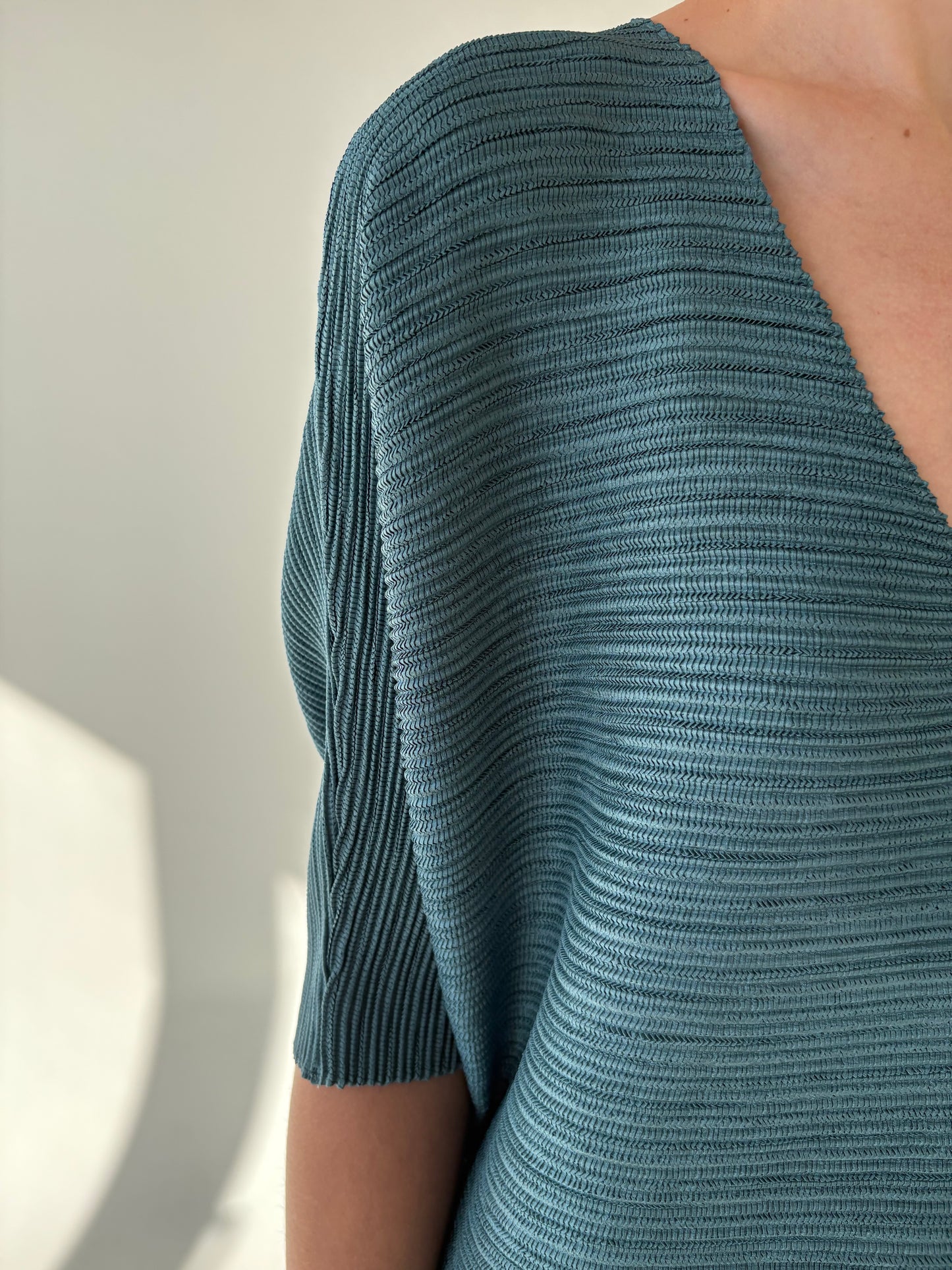 Top în stil Margiela pleats please cu mânecă fluture de la zi la seară