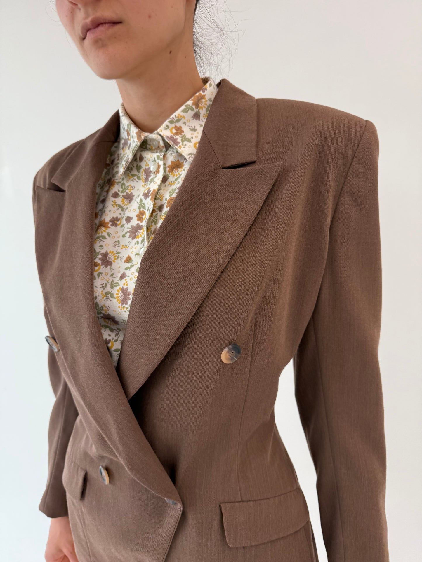 Sacou cambrat chocolate brown cu închidere dublă din lana extafina