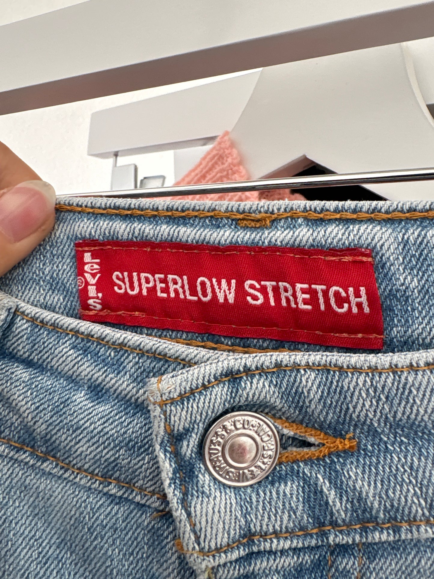 Jeans Levi’s vintage bootcut ușor strech în croi super în trend