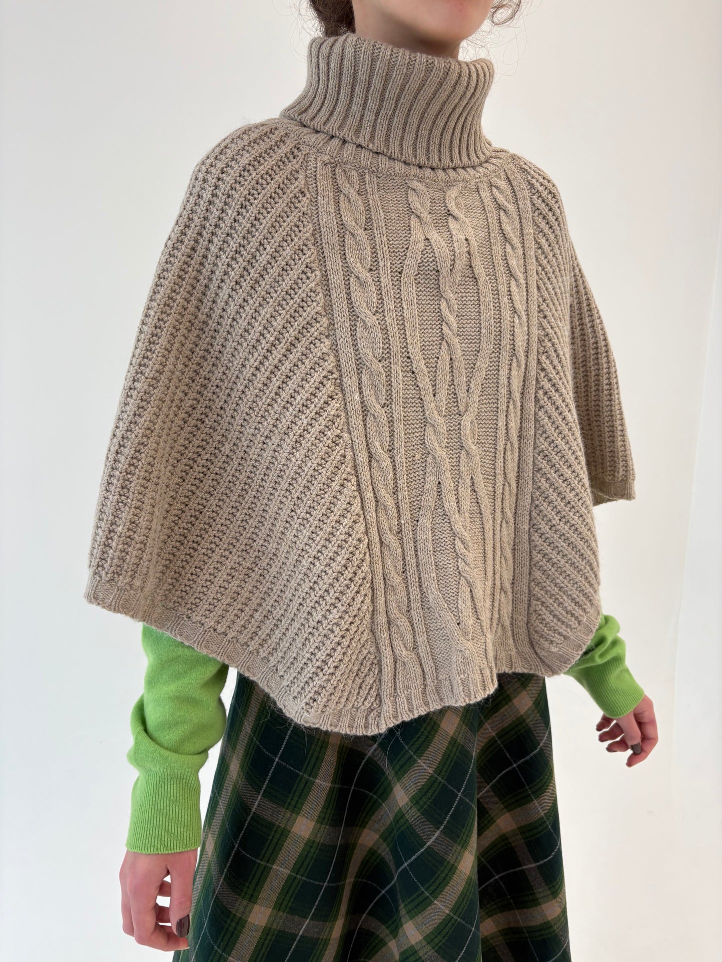 Capa nude din tricot plin de lana extrafina cu torsade