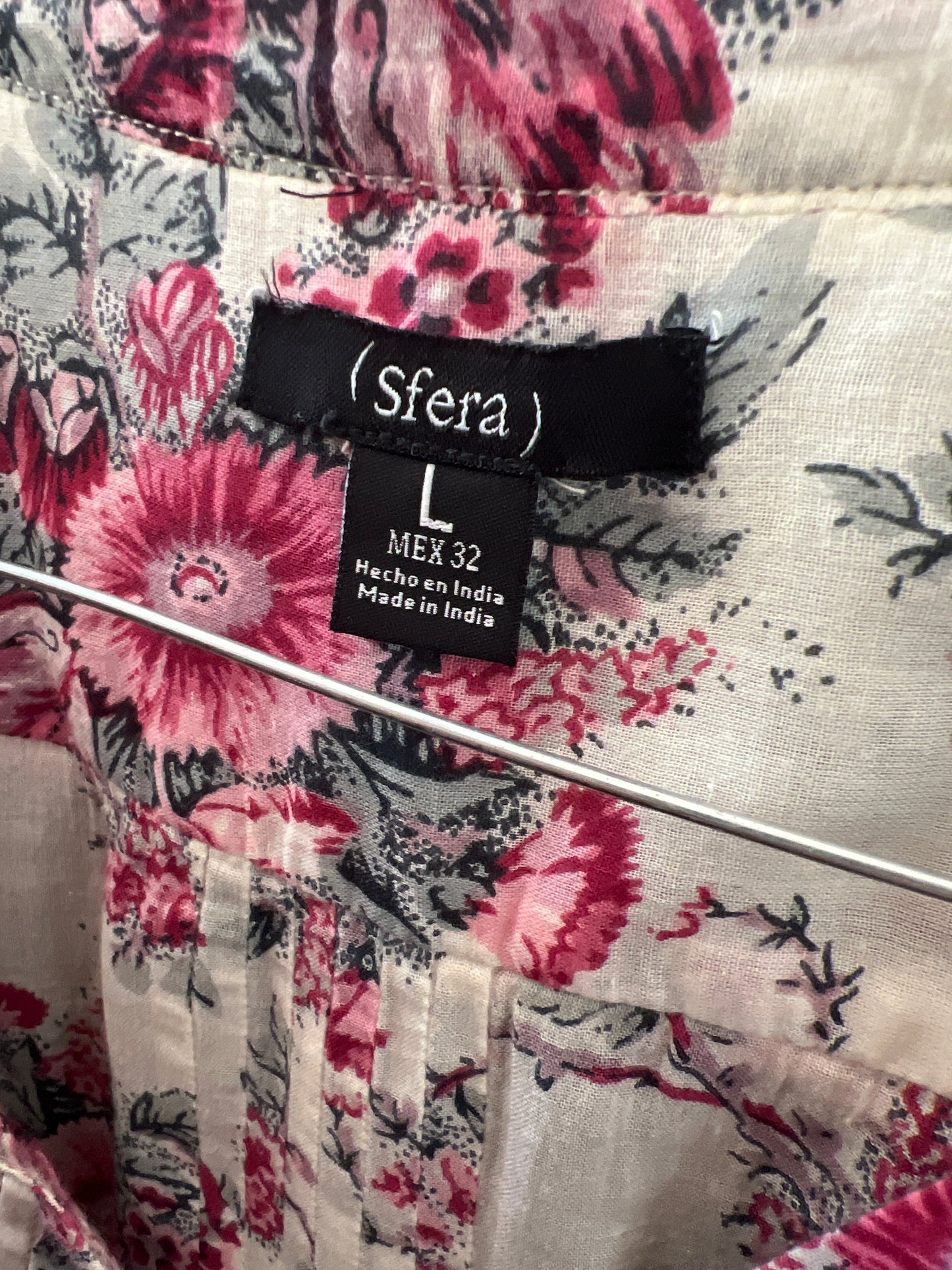 Cămașa ușor cambrata cu print superb și pliseuri decorative