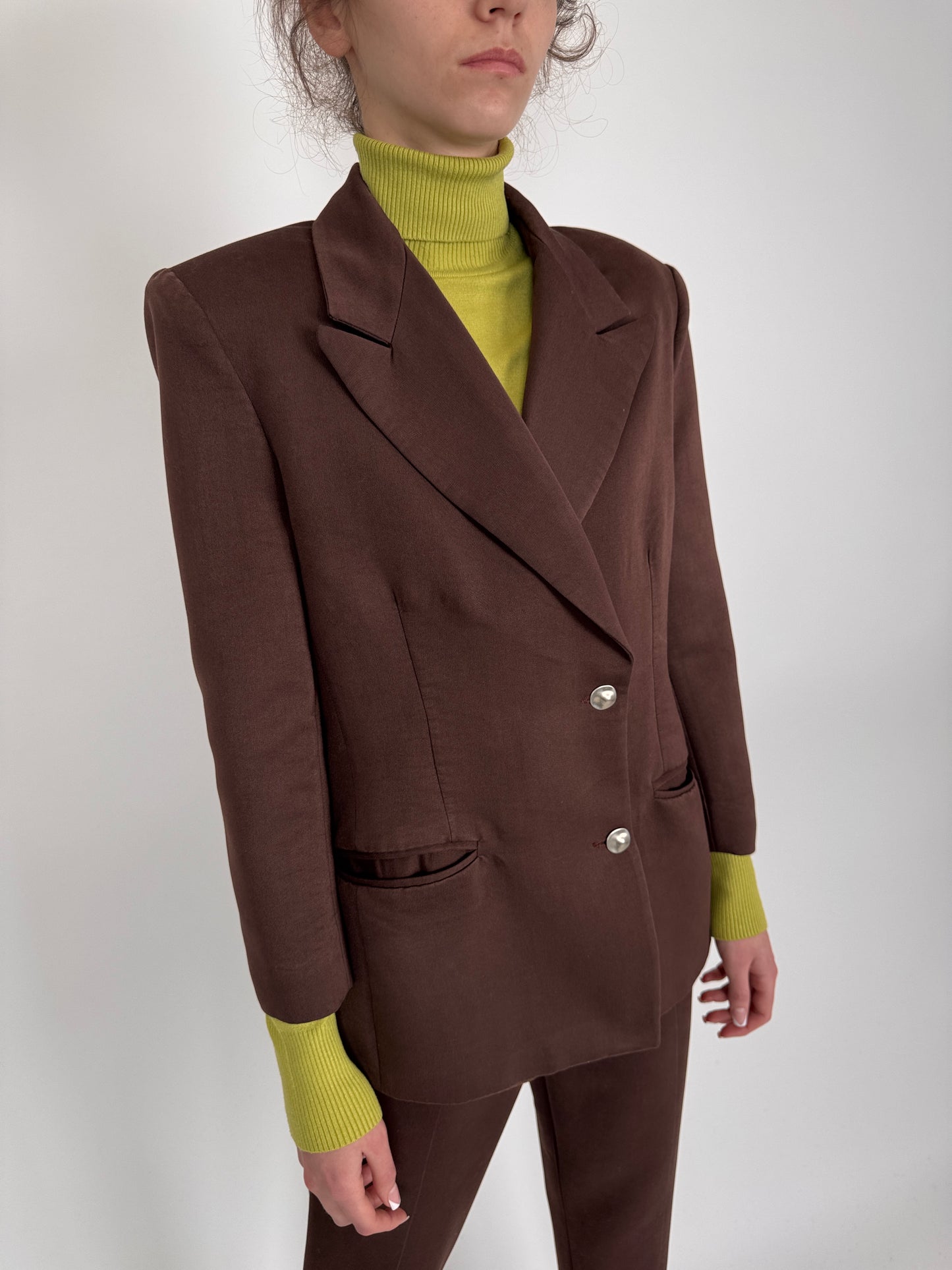 Costum chocolate brown petite cu nasturi argintii metalici