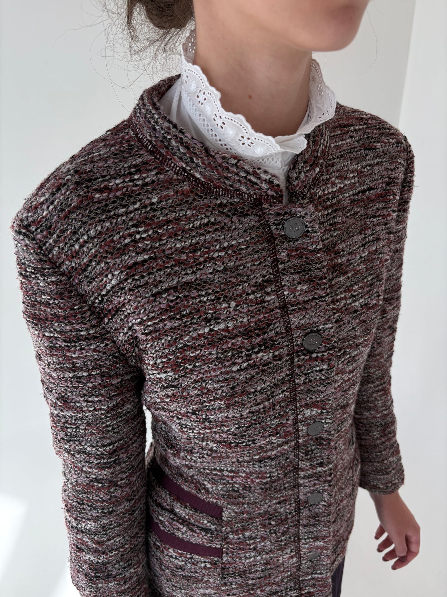Sacou cambrat din tweed în stil Chanel cu burgundy