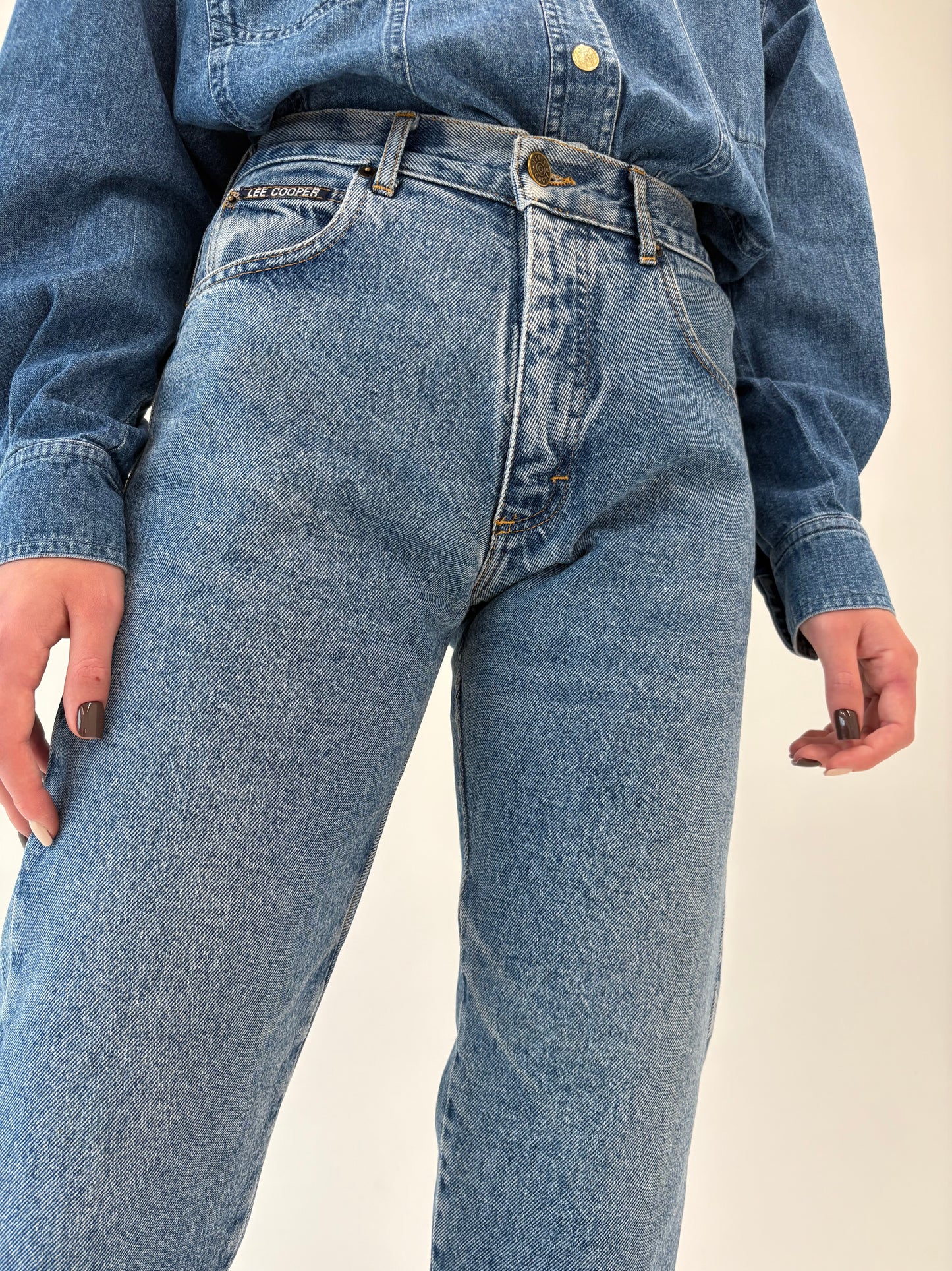Jeans vintage premium petite clasic wash cu ținuta mom fit