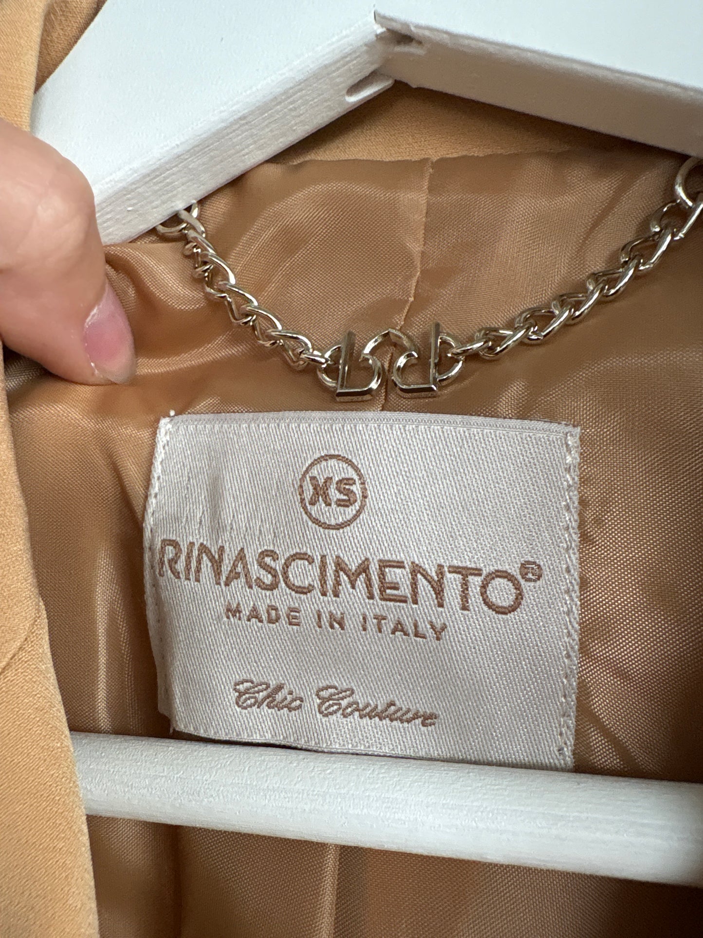 Sacou camel cu închidere dublă și nasturi aurii de brand italian