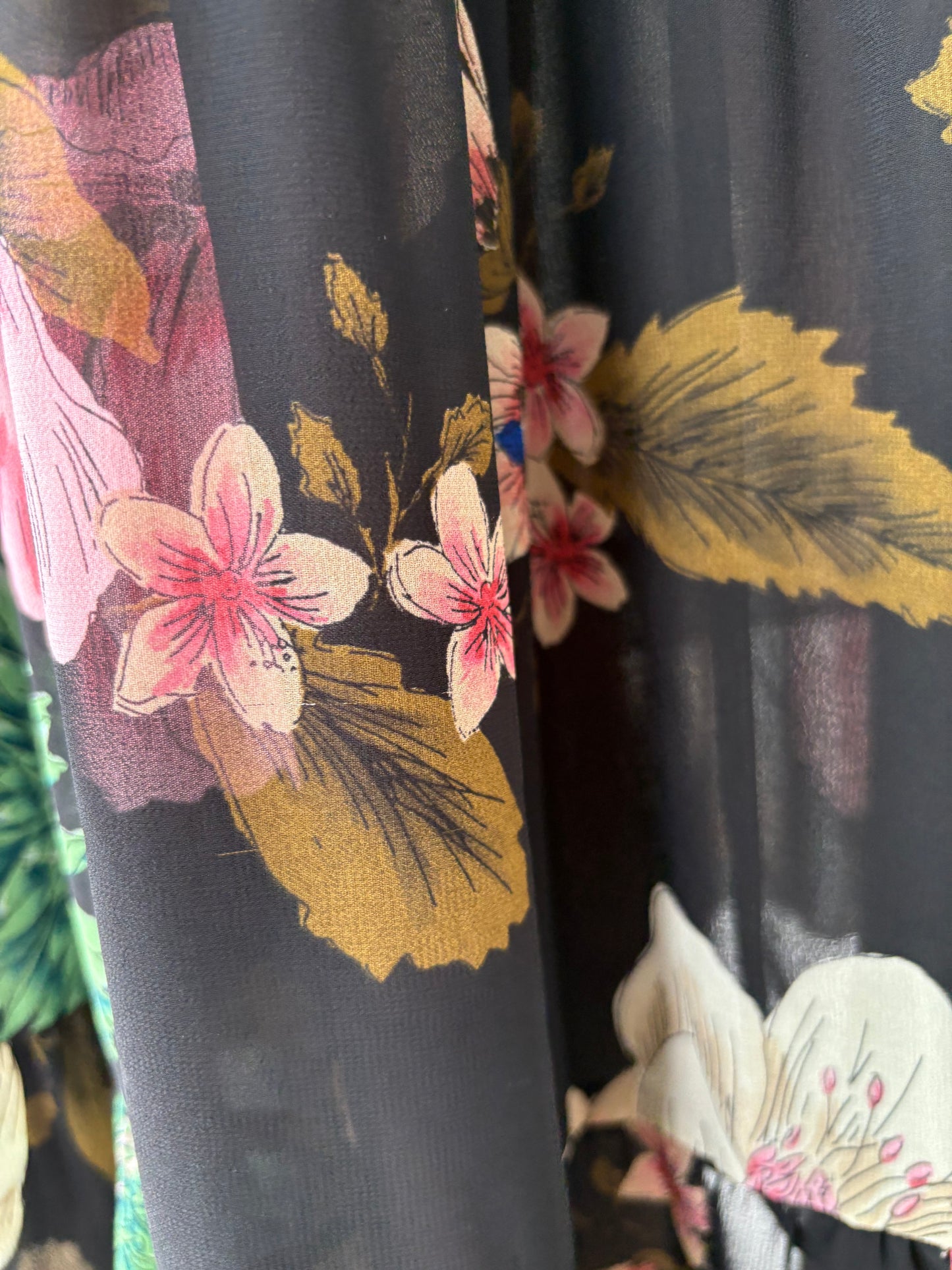 Rochie neagră cu print floral superb și mănecute cu volan