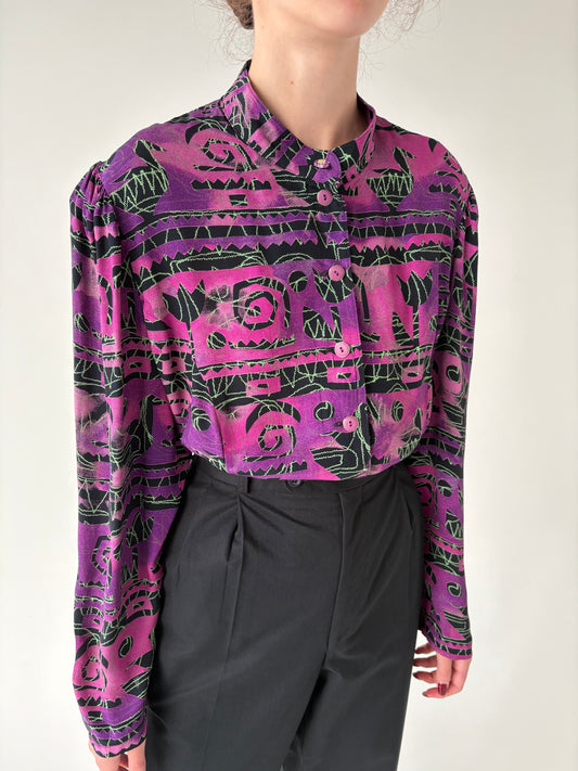 Cămașa vintage în croi ușor cambrat cu talie ușor reglabilă la spate