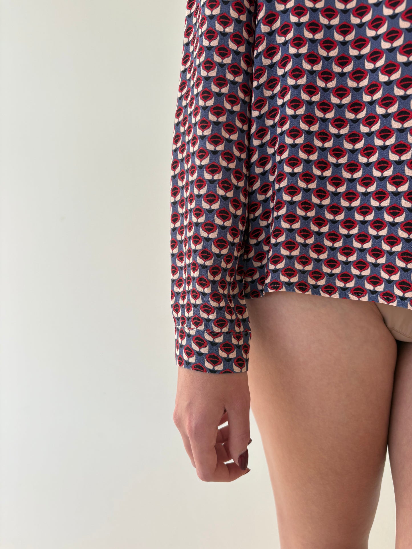 Cămașa de brand luxury italian cu print geometric și eșarfă