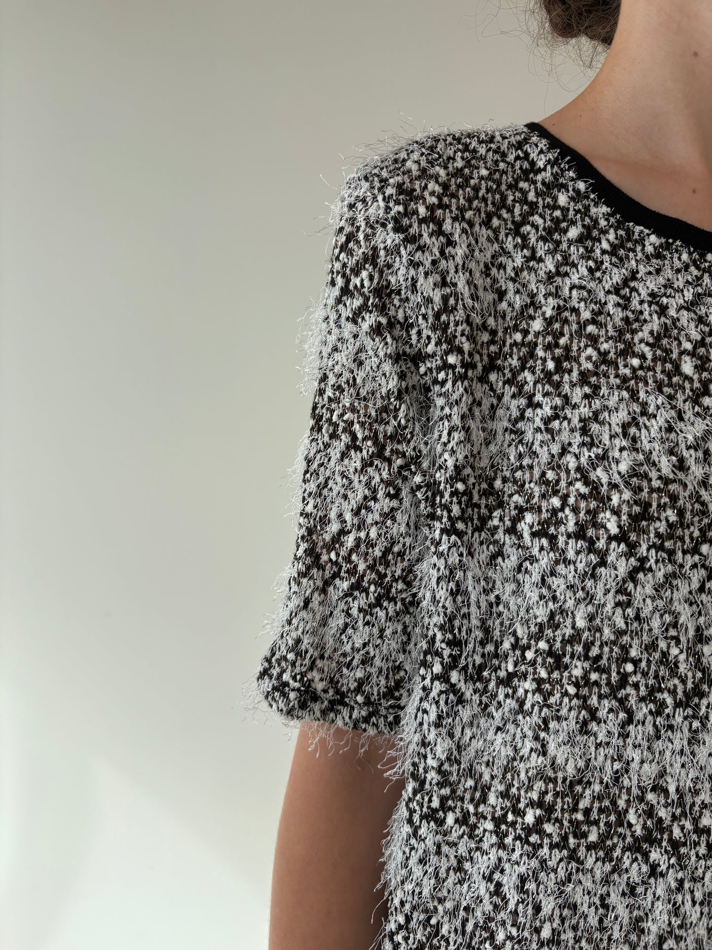 Top din jerse pufos in stil Chanel cu franjuri fine și inserții delicate aurii
